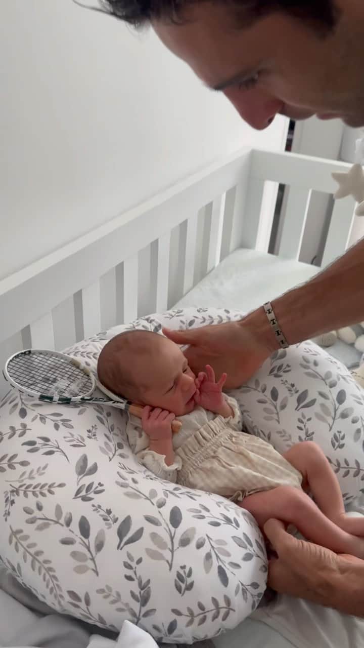 ベレン・モゾのインスタグラム：「✨Start them young. This was Baby E at 3 weeks of life. Lucky for Dad that I couldn’t find a golf club that tiny otherwise…」