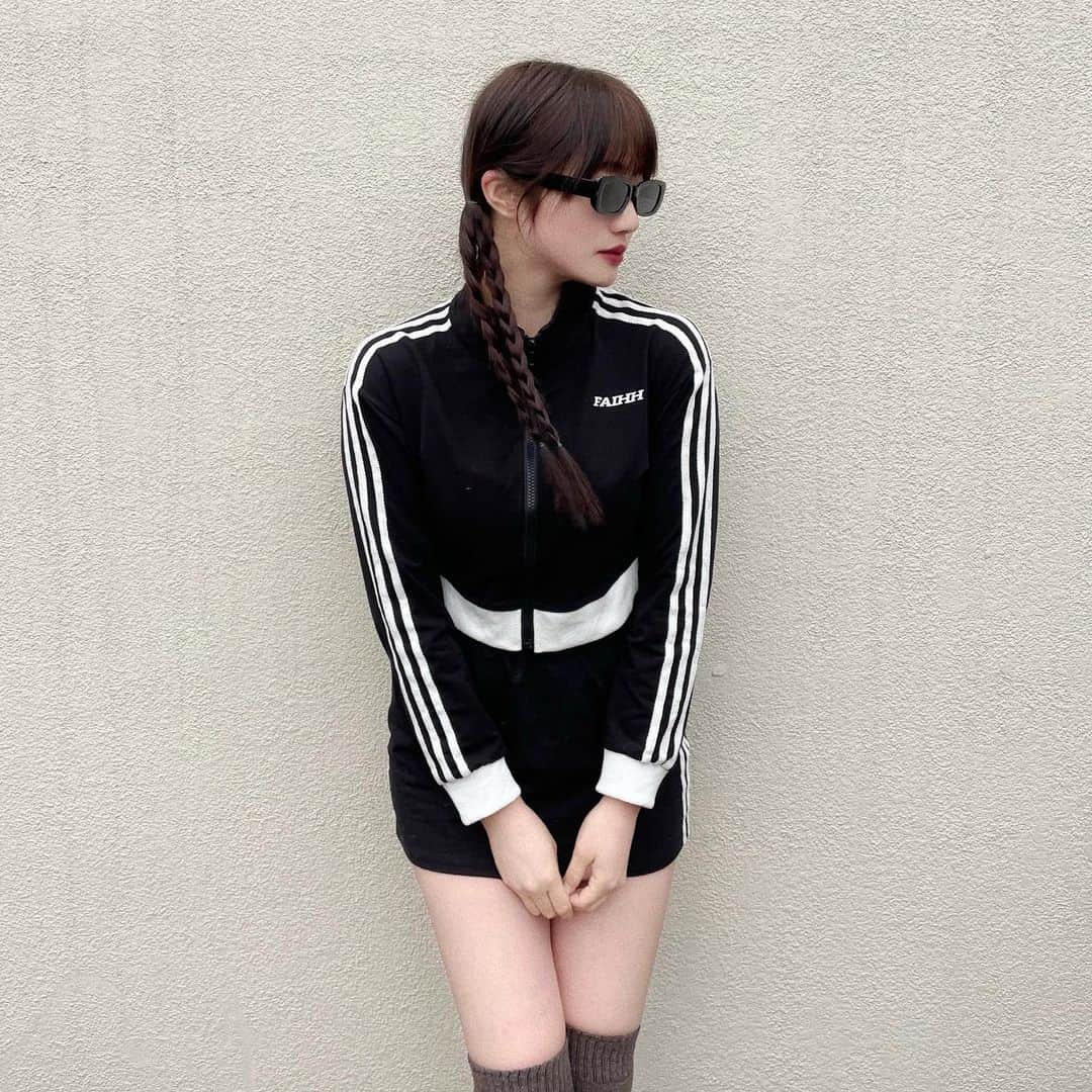 のインスタグラム：「🖤  骨ストってピッタリした服の方が細く見える🐈‍⬛」