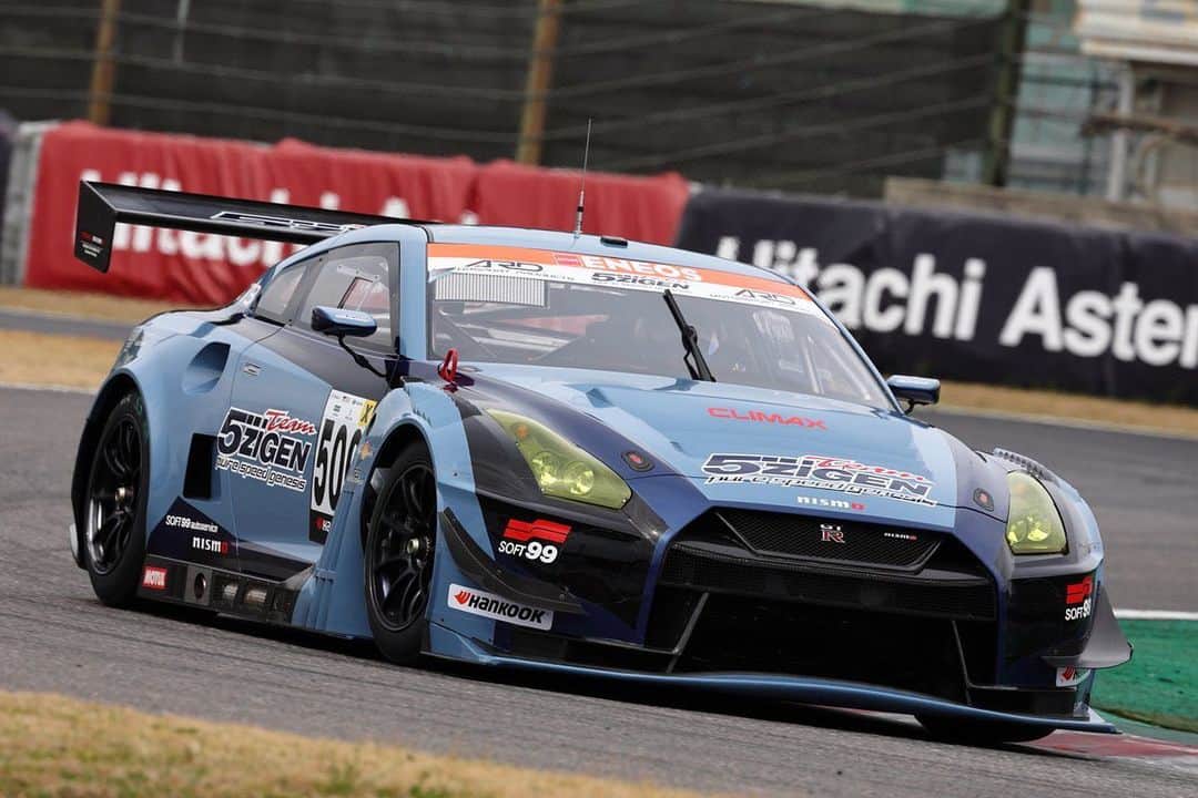 岡本麻佑のインスタグラム：「. 明日からいよいよ第1戦 SUZUKA  S耐開幕です🫡🏁  鈴鹿サーキットへお越しの方は是非会いに来てください👀✨ピットウォークやPRステージでお待ちしております😆🙌🏻  🏁Team5ZIGEN 500号車ドライバー🏁  HIROBON選手 川端伸太朗選手 塩津祐介選手 金丸ユウ選手  29番ピットです😎  🌸3月18日(土)スケジュール🌸  10:30〜11:30 フリー走行 11:50〜12:35 ピットウォーク 14:35〜14:50 Aドライバー公式予選 14:45〜14:55 PRステージ 15:35〜15:45 Bドライバー公式予選 16:10〜16:30 Cドライバー公式予選 16:40〜17:00 Dドライバー公式予選  私たちと一緒にTeam5ZIGENの応援よろしくお願いします📣💙✨  #team5zigen#team5zigen9560girls#カフェきゅうごろう#スーパー耐久#s耐#supertaikyu」