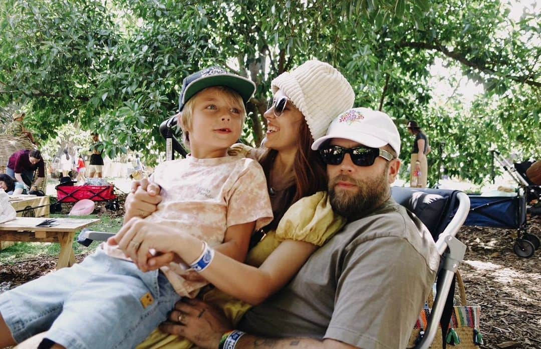 テリーサ・パーマーさんのインスタグラム写真 - (テリーサ・パーマーInstagram)「🖤🖤 pic by @stuartlkerr @womadelaide ⁣ Teaching your kids that #dreamswork, receiving signs from the great beyond, up-leveling, #manifesting and the power a positive mindset has on health, success and all your interpersonal relationships. All this and more in this weeks episode of @themotherdazepodcast. ⁣Link in bio.  P.s next time someone belittles your #optimism, just point them to the Harvard study that links optimism to ‘a longer lifespan and exceptional longevity’. 😝」3月17日 20時12分 - teresapalmer