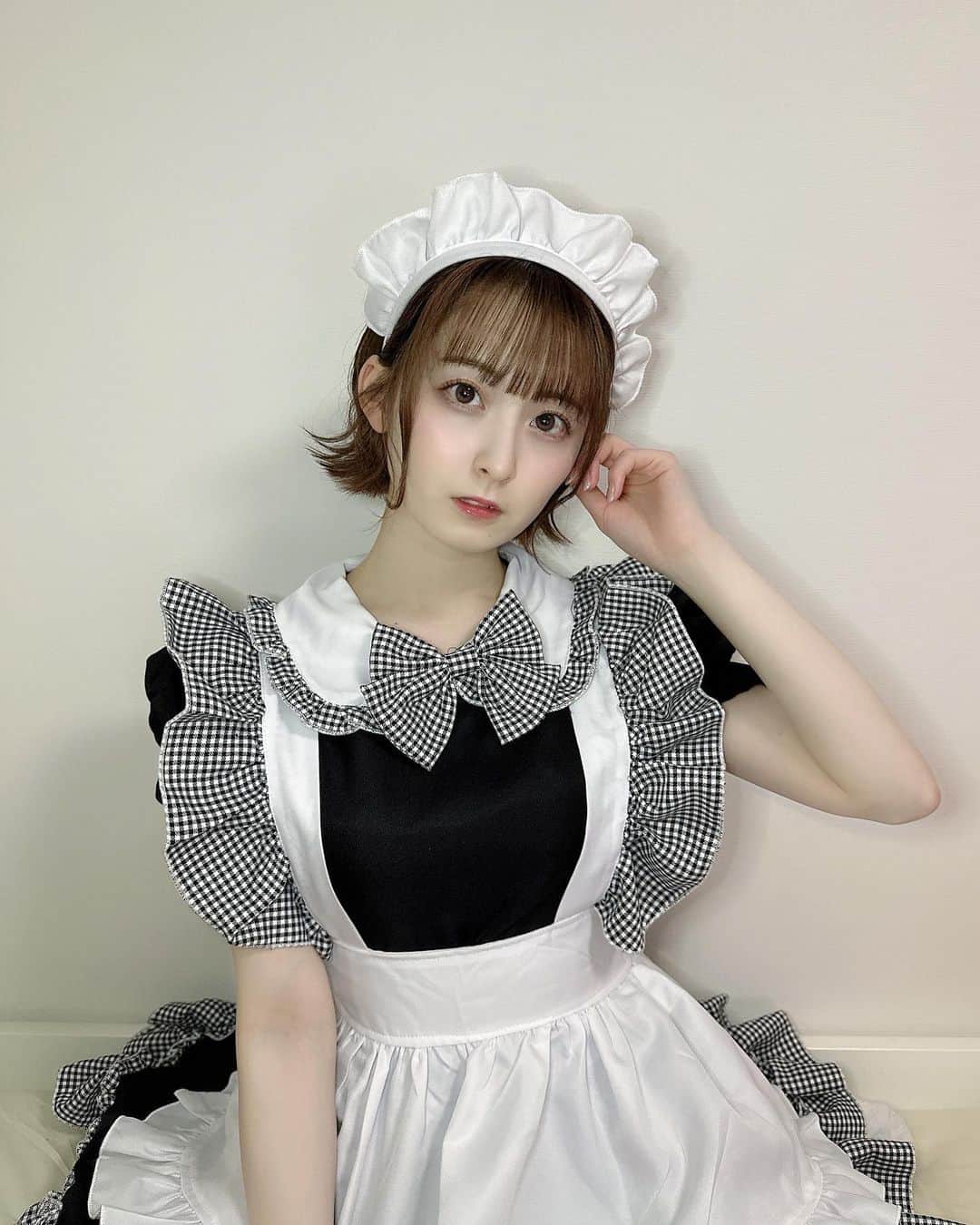 白井真緒のインスタグラム：「ぬちメイド🫶🏻 ⁡ ⁡ ⁡ #メイド #メイド服 #コスプレ #ボブ  #アイドル #ギンガムチェック #ぬちコス #色白女子」