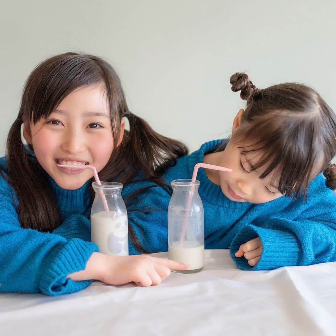Kyooonさんのインスタグラム写真 - (KyooonInstagram)「🥛土日ミルク🥛​ ​ 学校給食のない日も牛乳を飲む習慣づくりのためのプロジェクト​ 「土日ミルク」に参加しています🐮​ ​ 我が家はコレッ！てお気に入りの牛乳があって​ それをお気に入りの瓶で飲んでいます。笑　　​ （温度で色が変わってかわいいの🐼🐧）​ ​ 家庭・学校・地域・酪農乳業が連携して、牛乳・乳製品をおいしくたのしむために、マンガやイベント、食育プログラムなど、色々なカタチで発信されています☺️✨乳製品を使った美味しそうなお料理もたくさんあってヨダレでます〜🤤​ ​ @j_milk_official​ #PR #土日ミルク #牛乳でスマイルプロジェクト #牛乳でカンパイ #姉妹 #4歳差姉妹​」3月17日 20時08分 - fancykyon
