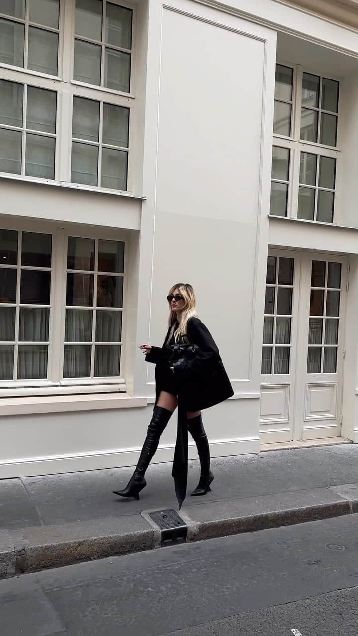 エレオノーラ・カリシのインスタグラム：「POV entering my 2023 in my new black era  and long blonde hair」