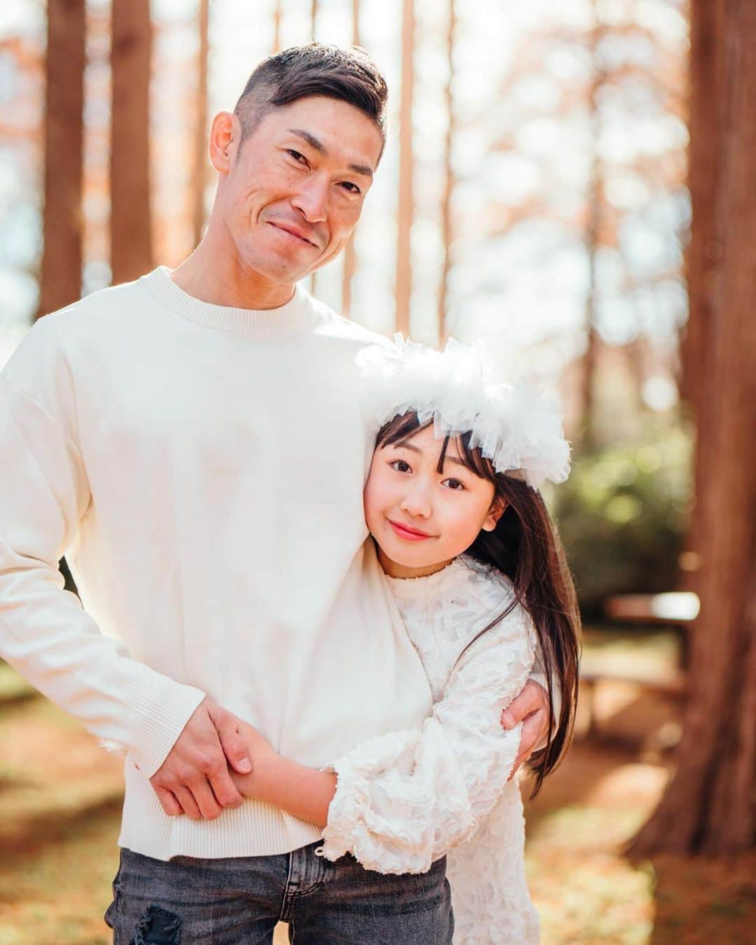 かなさんのインスタグラム写真 - (かなInstagram)「． まもなく4年生と2年生も終わり🌸 ． 杏奈は毎日、今の先生じゃなくなるの嫌だ〜🥲って 言ってます😂 本当にどんな時も優しく、明るく、暖かく寄り添ってくれる素敵な先生でした☺️💕 ． ． #小学生#娘#息子#進級#4年生#2年生#記念撮影#ロケフォト#10歳#ハーフ成人式#家族写真」3月17日 20時14分 - kana_s0130