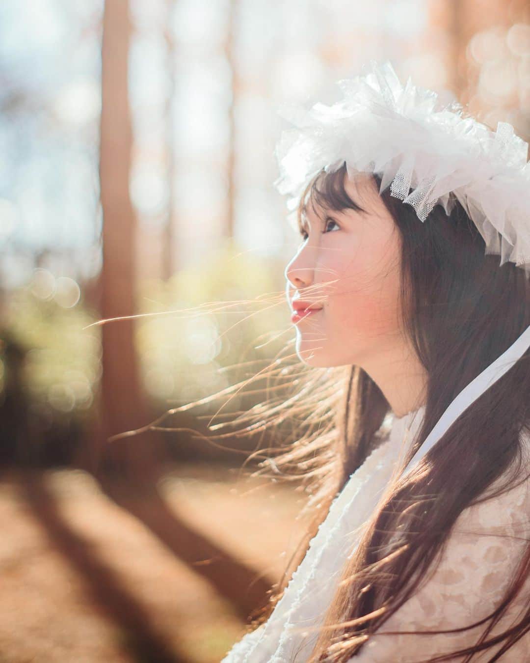かなのインスタグラム：「． まもなく4年生と2年生も終わり🌸 ． 杏奈は毎日、今の先生じゃなくなるの嫌だ〜🥲って 言ってます😂 本当にどんな時も優しく、明るく、暖かく寄り添ってくれる素敵な先生でした☺️💕 ． ． #小学生#娘#息子#進級#4年生#2年生#記念撮影#ロケフォト#10歳#ハーフ成人式#家族写真」