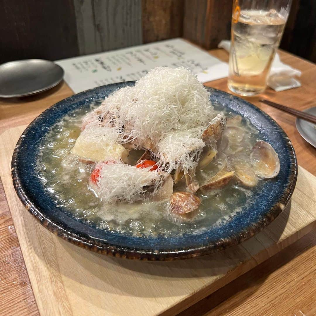 モラレスしれなさんのインスタグラム写真 - (モラレスしれなInstagram)「📍中野トング ビストロ料理🍷 ここのお店リピ確！⭐️ 美味しいのはもちろん、 食べてて楽しいし幸せな気持ちになる！ 料理出してくれる方の人柄ってほんとによく見ちゃう🫣 店員さんがずっと元気で笑顔いっぱいで、 ロサも働きたくなったくらい🤣💞  減量中で前半しか食べれんかったけん 串焼きとか焼売食べに絶対また行く🤤🍴 フルーツトマトとピスタチオブッラータのカプレーゼ も絶品ですっっっ🍅🧀  #中野トング #中野グルメ #中野ディナー #ビストロ #ビストロ料理 #串焼き #グルメ好きな人と繋がりたい #グルメ女子 #カプレーゼ #ネギタンユッケ #乃が美 #アヒージョ」3月17日 20時16分 - keinarosario