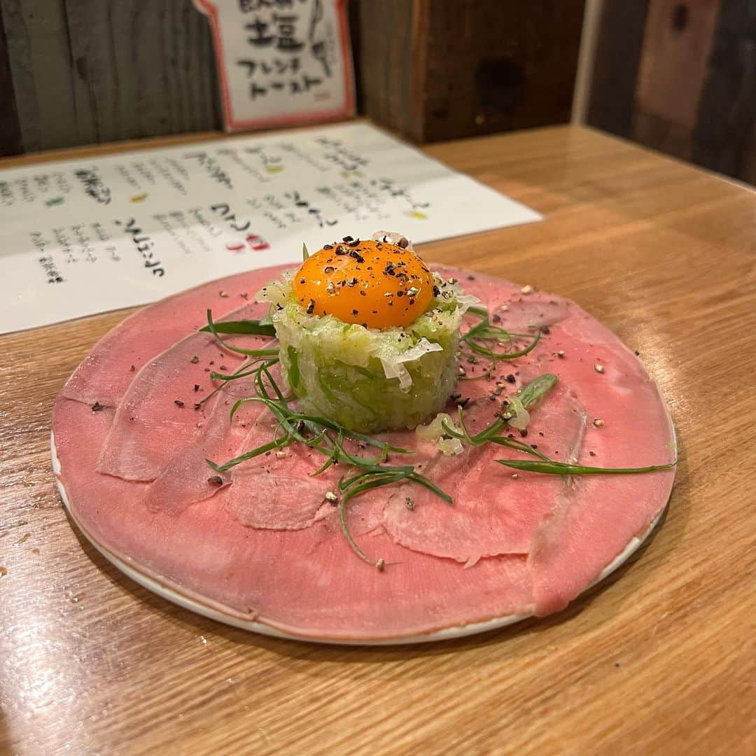 モラレスしれなさんのインスタグラム写真 - (モラレスしれなInstagram)「📍中野トング ビストロ料理🍷 ここのお店リピ確！⭐️ 美味しいのはもちろん、 食べてて楽しいし幸せな気持ちになる！ 料理出してくれる方の人柄ってほんとによく見ちゃう🫣 店員さんがずっと元気で笑顔いっぱいで、 ロサも働きたくなったくらい🤣💞  減量中で前半しか食べれんかったけん 串焼きとか焼売食べに絶対また行く🤤🍴 フルーツトマトとピスタチオブッラータのカプレーゼ も絶品ですっっっ🍅🧀  #中野トング #中野グルメ #中野ディナー #ビストロ #ビストロ料理 #串焼き #グルメ好きな人と繋がりたい #グルメ女子 #カプレーゼ #ネギタンユッケ #乃が美 #アヒージョ」3月17日 20時16分 - keinarosario