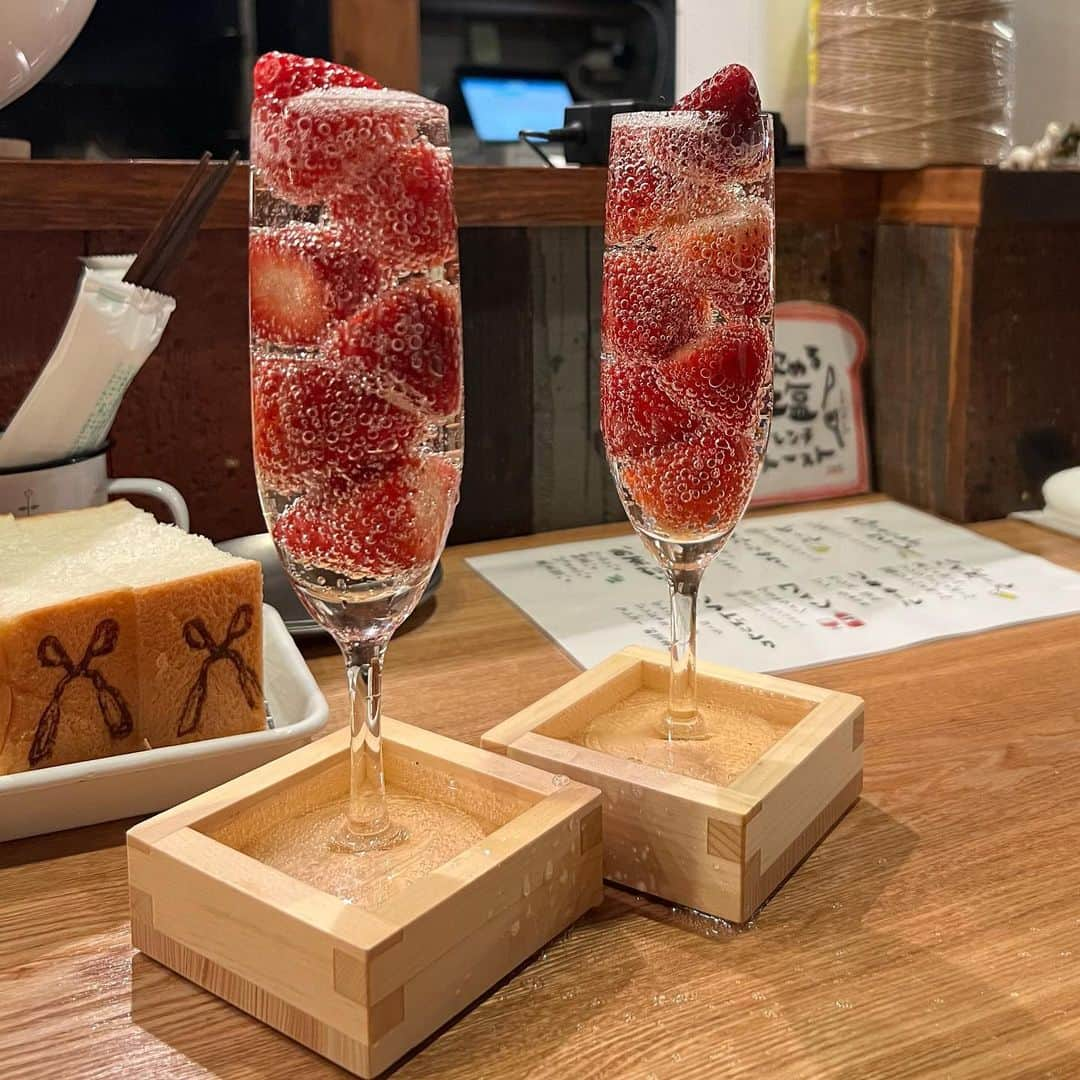 モラレスしれなさんのインスタグラム写真 - (モラレスしれなInstagram)「📍中野トング ビストロ料理🍷 ここのお店リピ確！⭐️ 美味しいのはもちろん、 食べてて楽しいし幸せな気持ちになる！ 料理出してくれる方の人柄ってほんとによく見ちゃう🫣 店員さんがずっと元気で笑顔いっぱいで、 ロサも働きたくなったくらい🤣💞  減量中で前半しか食べれんかったけん 串焼きとか焼売食べに絶対また行く🤤🍴 フルーツトマトとピスタチオブッラータのカプレーゼ も絶品ですっっっ🍅🧀  #中野トング #中野グルメ #中野ディナー #ビストロ #ビストロ料理 #串焼き #グルメ好きな人と繋がりたい #グルメ女子 #カプレーゼ #ネギタンユッケ #乃が美 #アヒージョ」3月17日 20時16分 - keinarosario