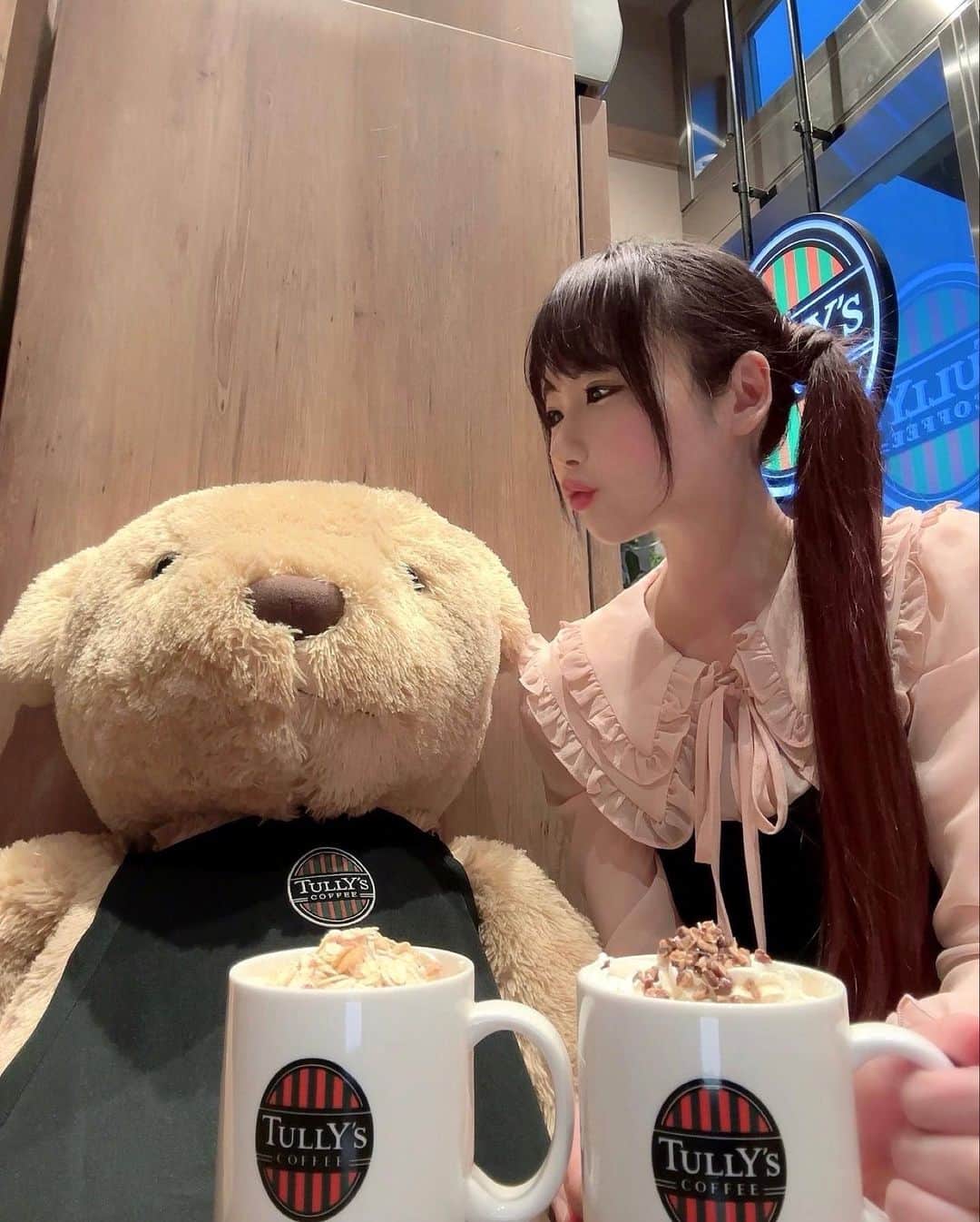 坂地久美のインスタグラム：「タリーズベアと❤️ラブラブデート🧸❤️  オーツミルクと植物性ホイップクリームの新作飲んだよ☕️🫖💞  #タリーズ #タリーズベア #タリーズ新作 #プラントベース #プラントベースカフェ #plantbasedrink #カフェ女子 #cafegirl #turryscoffee #japanesegirl」