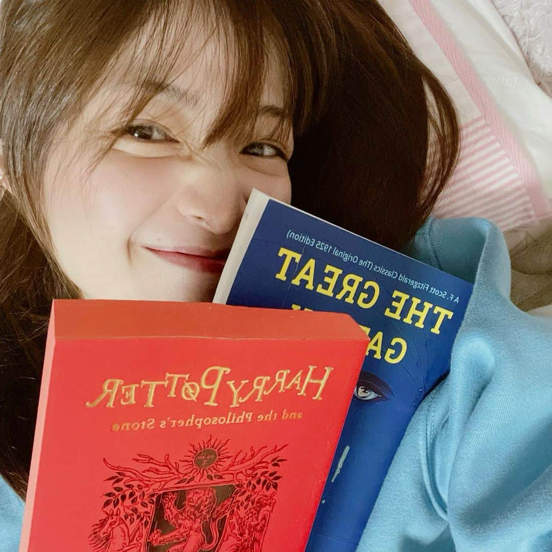 森田紗英のインスタグラム：「_ 洋書をね、 買ってしまうんですよ📖 読めたらいいなと、 いつか読めたらいいなと...(2回目 _ _ _ #洋書 #ハリポタ #ハリーポッター #華麗なるギャツビー #本 #📖 #死ぬまでに読めるかしら #英語 #harrypotter #thegreatgatsby  #助けてFaris」