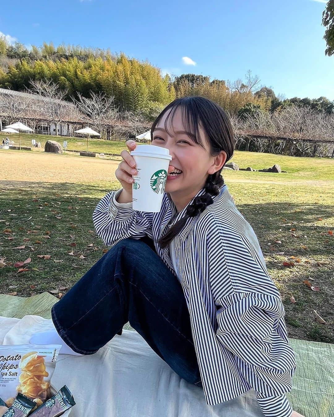 大平萌笑さんのインスタグラム写真 - (大平萌笑Instagram)「picnic🥪💚 お天気も良くて最高〜〜☀️  スタバ、桜のパッケージのカップが欲しくて hot頼んだのに白かった😂🌸  春は本当に気持ちいいなあ 毎日花粉に悩まされてますが🤧  高校2年生ももうすぐ終わり💧 新学期に向けてまた頑張ります✊🏻  #おしゃピク #ピクニック #弁当 #サンドイッチ #いちごサンド #starbucks #スタバ #萌え断サンド  #和歌山 #和歌山公園 #デニム #ストライプシャツ」3月17日 20時19分 - ohiramoe