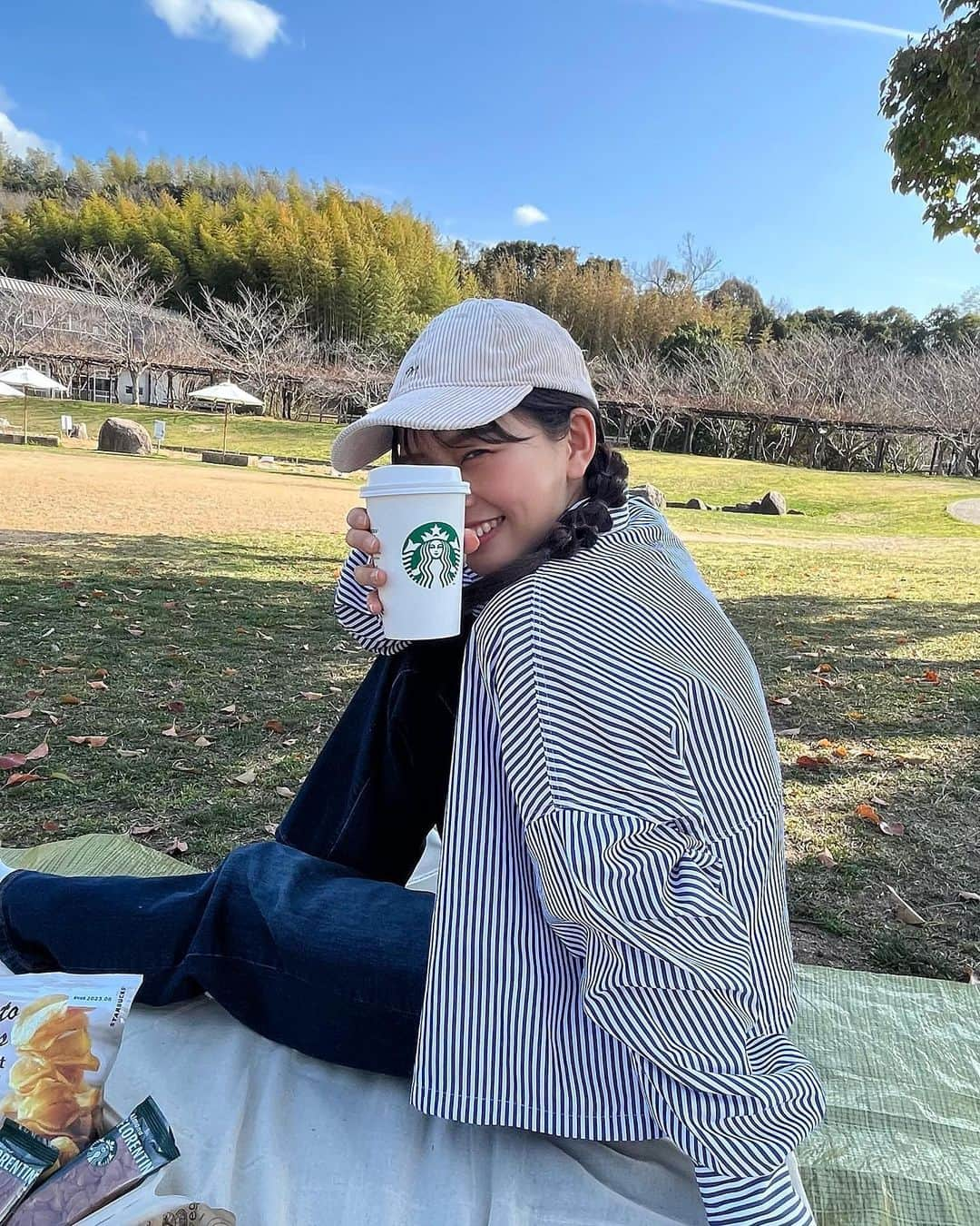 大平萌笑さんのインスタグラム写真 - (大平萌笑Instagram)「picnic🥪💚 お天気も良くて最高〜〜☀️  スタバ、桜のパッケージのカップが欲しくて hot頼んだのに白かった😂🌸  春は本当に気持ちいいなあ 毎日花粉に悩まされてますが🤧  高校2年生ももうすぐ終わり💧 新学期に向けてまた頑張ります✊🏻  #おしゃピク #ピクニック #弁当 #サンドイッチ #いちごサンド #starbucks #スタバ #萌え断サンド  #和歌山 #和歌山公園 #デニム #ストライプシャツ」3月17日 20時19分 - ohiramoe