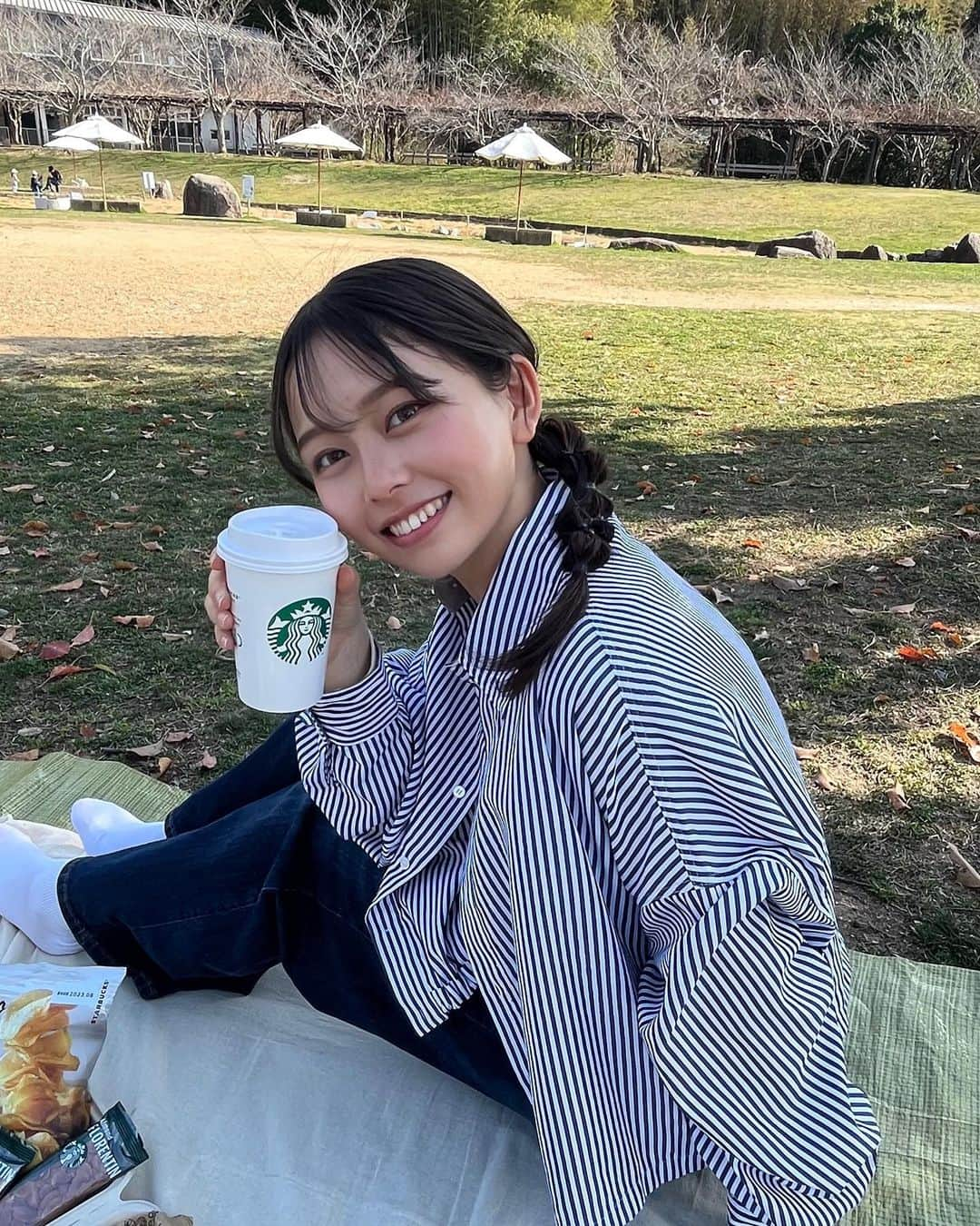 大平萌笑さんのインスタグラム写真 - (大平萌笑Instagram)「picnic🥪💚 お天気も良くて最高〜〜☀️  スタバ、桜のパッケージのカップが欲しくて hot頼んだのに白かった😂🌸  春は本当に気持ちいいなあ 毎日花粉に悩まされてますが🤧  高校2年生ももうすぐ終わり💧 新学期に向けてまた頑張ります✊🏻  #おしゃピク #ピクニック #弁当 #サンドイッチ #いちごサンド #starbucks #スタバ #萌え断サンド  #和歌山 #和歌山公園 #デニム #ストライプシャツ」3月17日 20時19分 - ohiramoe