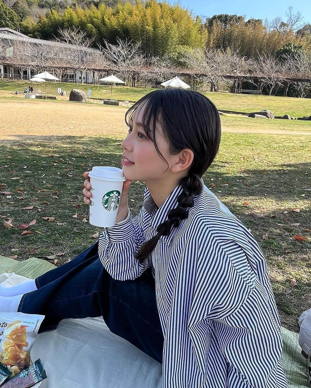 大平萌笑さんのインスタグラム写真 - (大平萌笑Instagram)「picnic🥪💚 お天気も良くて最高〜〜☀️  スタバ、桜のパッケージのカップが欲しくて hot頼んだのに白かった😂🌸  春は本当に気持ちいいなあ 毎日花粉に悩まされてますが🤧  高校2年生ももうすぐ終わり💧 新学期に向けてまた頑張ります✊🏻  #おしゃピク #ピクニック #弁当 #サンドイッチ #いちごサンド #starbucks #スタバ #萌え断サンド  #和歌山 #和歌山公園 #デニム #ストライプシャツ」3月17日 20時19分 - ohiramoe