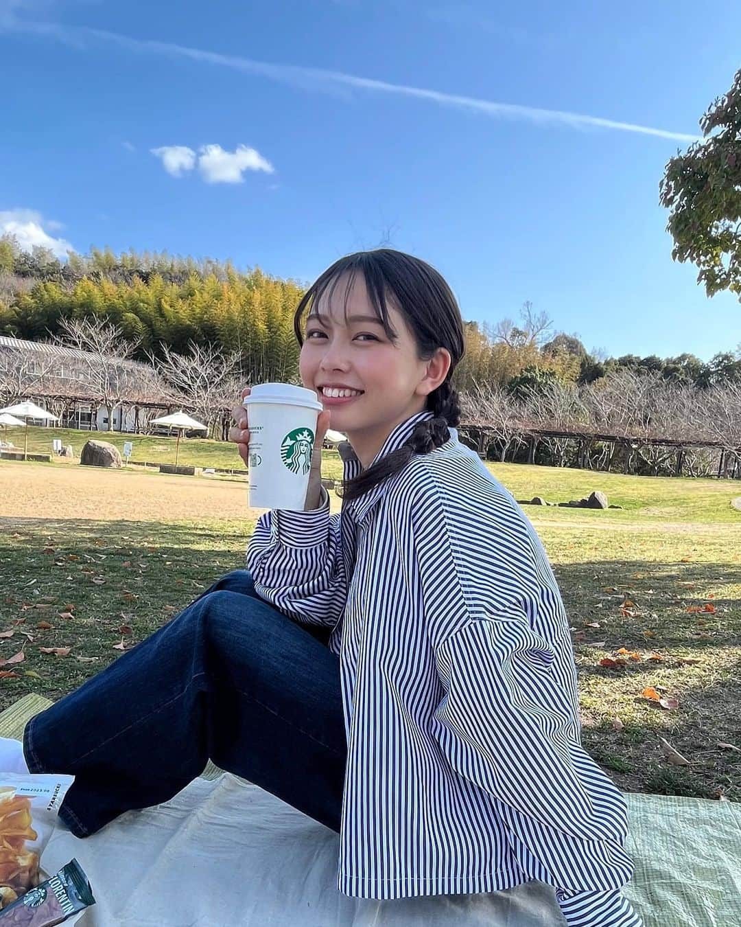 大平萌笑さんのインスタグラム写真 - (大平萌笑Instagram)「picnic🥪💚 お天気も良くて最高〜〜☀️  スタバ、桜のパッケージのカップが欲しくて hot頼んだのに白かった😂🌸  春は本当に気持ちいいなあ 毎日花粉に悩まされてますが🤧  高校2年生ももうすぐ終わり💧 新学期に向けてまた頑張ります✊🏻  #おしゃピク #ピクニック #弁当 #サンドイッチ #いちごサンド #starbucks #スタバ #萌え断サンド  #和歌山 #和歌山公園 #デニム #ストライプシャツ」3月17日 20時19分 - ohiramoe