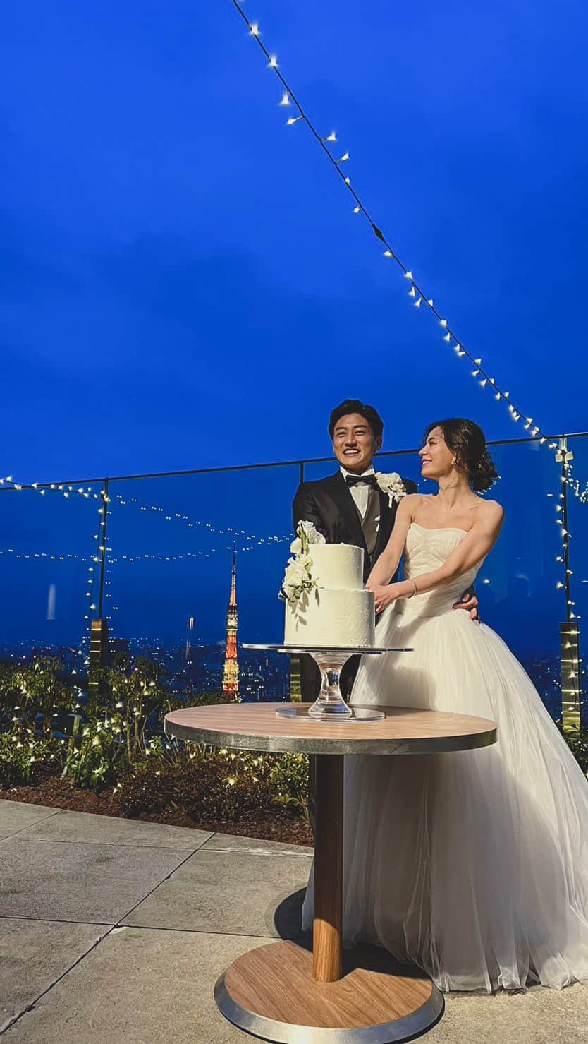 英里子のインスタグラム：「Wedding Outtakes🕊️🎬🌿 みんなが沢山写真を送ってくれたので、もう少し思い出に浸らせてください💕  #マグノリアホワイト #magnoliawhite #tokyowedding #andaztokyo #アンダーズウェディング #アンダーズ花嫁 #costarellos #コスタレロス #verawang #verawangbride #ヴェラウォン」