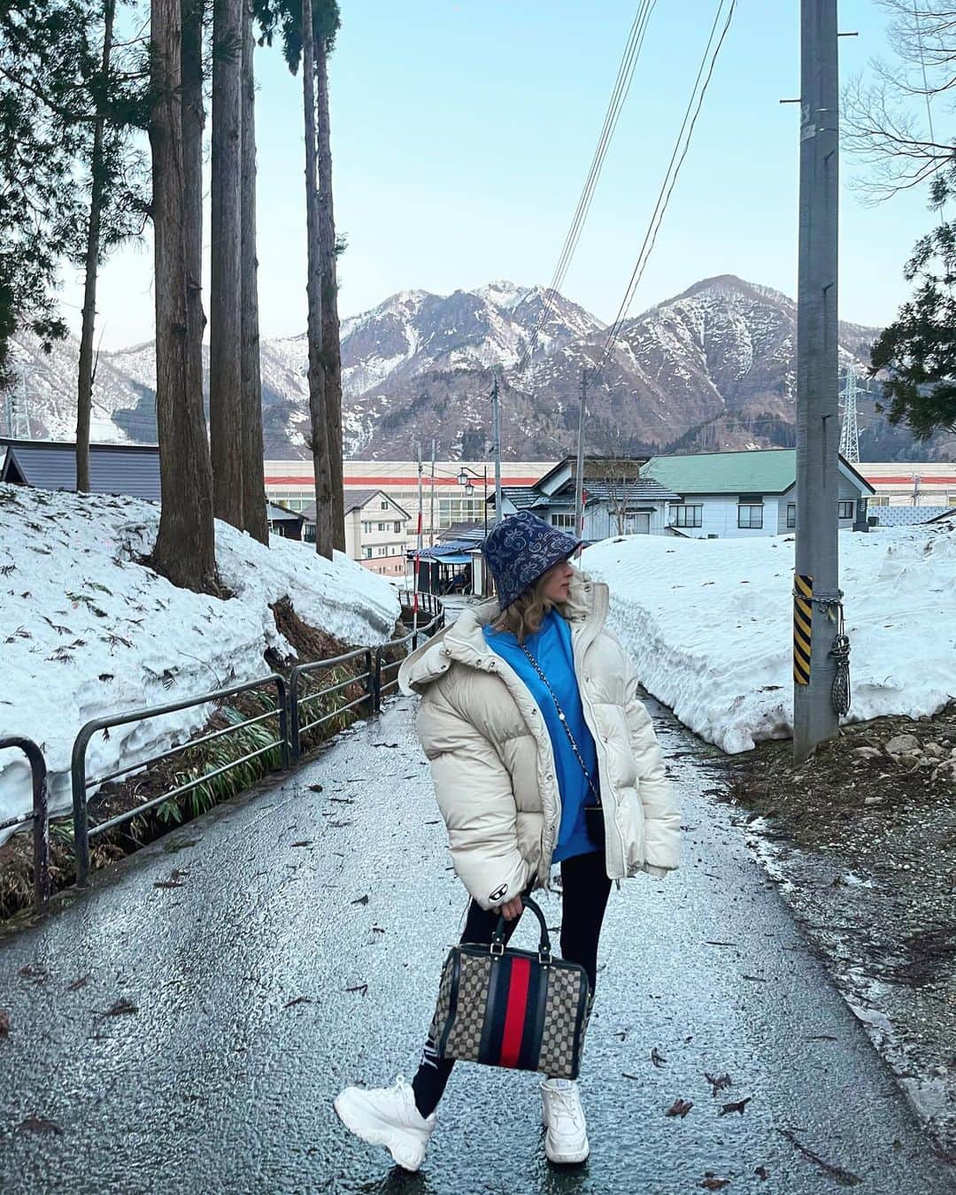 中村香夏のインスタグラム：「. 雪ってテンション上がる⛄️⤴️  来年は絶対にソリ滑り🛷💨」