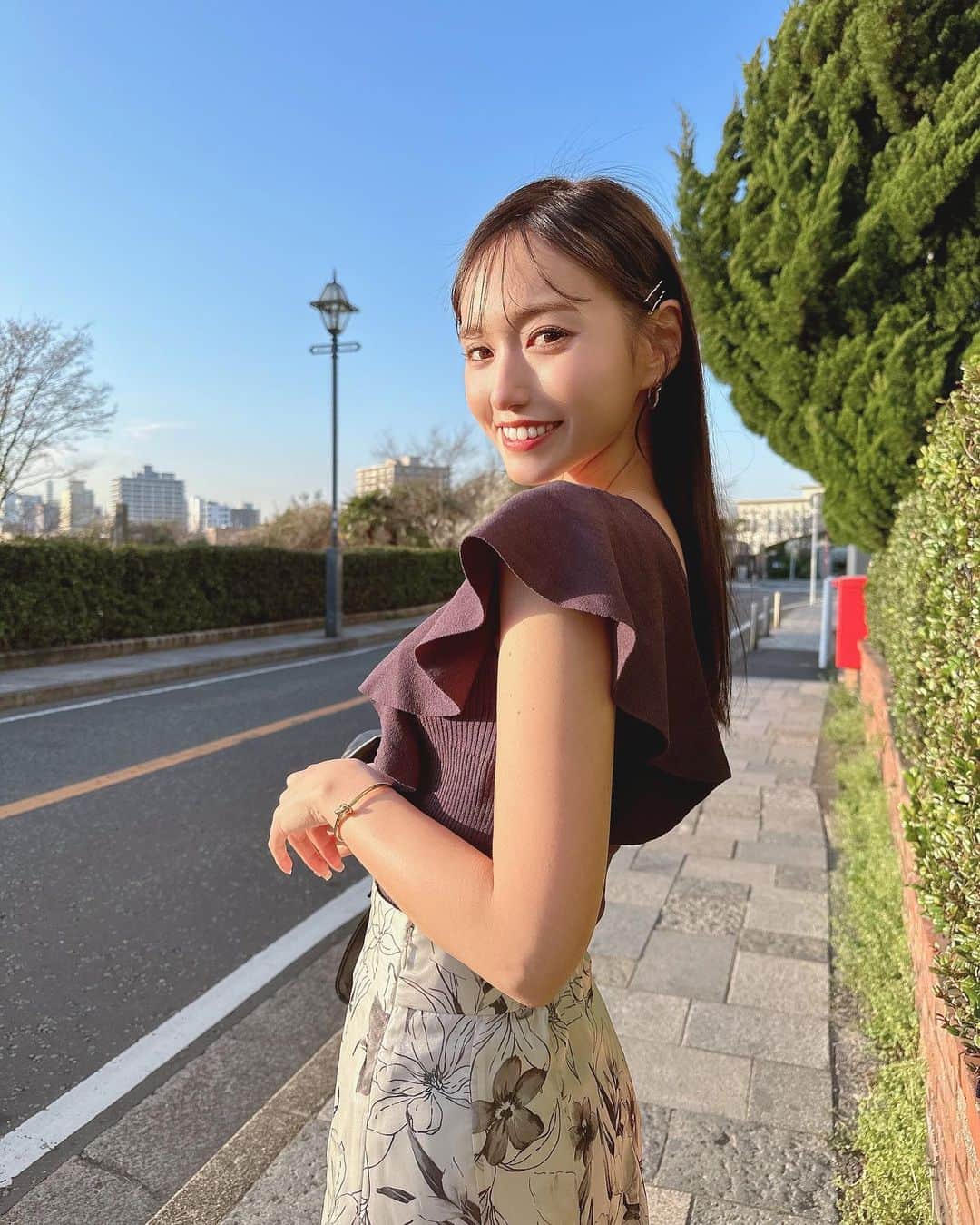 引地裕美のインスタグラム：「久しぶりにキレイめでお出かけ🐕🌼  トップスもスタートも @mercuryduo_com だよ🤍  スカートの花柄に合わせてトップスはチャコールグレーにしたよ🐺♡♡♡  #mercuryduo #マーキュリーデュオ #pr  #ゆうみ服 🧺#春コーデ  #ヘアアレンジ #hairarrange #UMine #japan #옷스타그램 #데일리룩 #코디스타그램 #每日穿搭 #일본 #얼스타그램 #照片 #粉我 #japanesegirl」