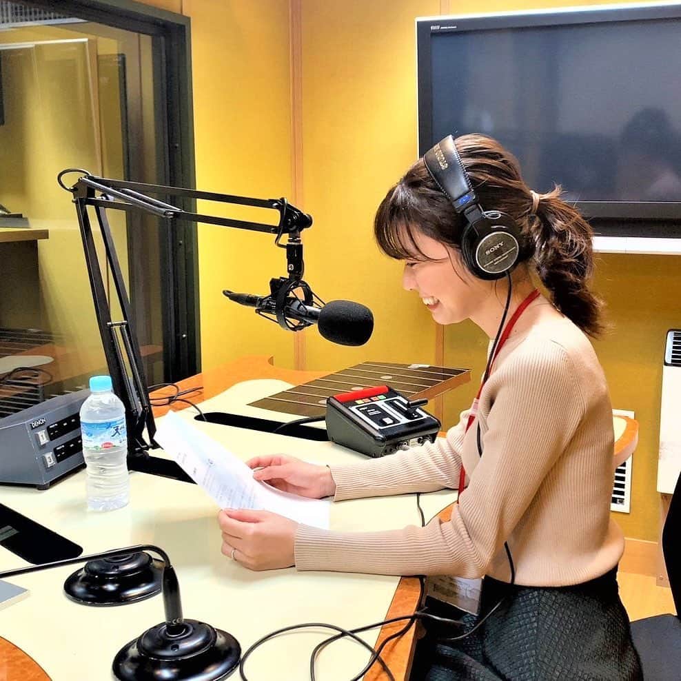 河谷麻瑚さんのインスタグラム写真 - (河谷麻瑚Instagram)「.  FM802で、　 ナレーションの収録でした🥰💖　 　 中学・高校時代、　 家でのテスト勉強のお供は、　 FM802中島ヒロトさんのラジオでした🫶💕　 夕方ずっと聴いてたなぁ。。　 今も中島ヒロトさんのラジオを聴くと、　 勉強していた日々を思い出します☺️  　 #fm802 #cm #ナレーション#フリーアナウンサー」3月17日 20時27分 - makokawatani