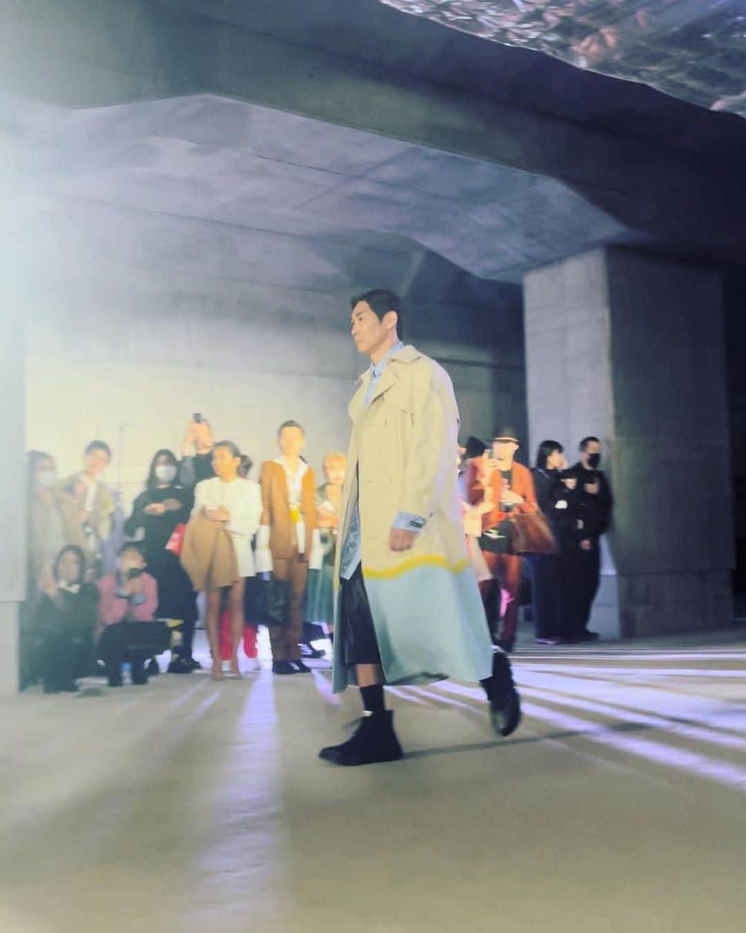 のインスタグラム：「なんと！ランウェイデビューフォー‼️  TOKYO FASHION WEEK にて行われた いま大注目のブランド MEGUMIURA WARDROBE  @mm_megmiura の2023AWのショーに モデルとして大抜擢されました！！  渋谷の工事中の地下を貸切り、ショー前には 様々なジャンルのエキストラさんが登場して渋谷の街を表現するという画期的すぎる演出！ そしてバラエティに富んだモデルさんたちによる ランウェイはカッコ良すぎてセイでしょ〜😍  デザイナーのメグさん！ こんな素晴らしい経験をさせていただき ありがフォーございました‼️」