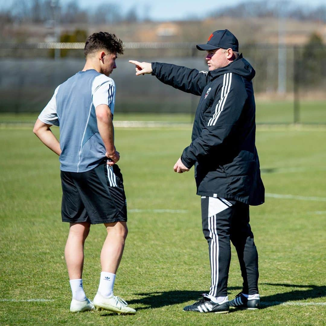 ウェイン・ルーニーのインスタグラム：「The hard work continues at the training ground. ⚫️🔴 @dcunited」