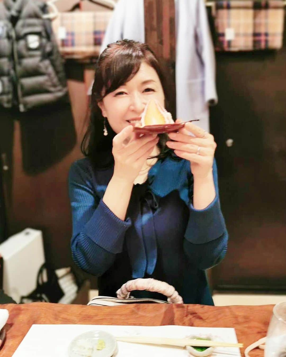 石塚かおりさんのインスタグラム写真 - (石塚かおりInstagram)「#新潟#蕎麦#和食#若き職人  何年か前のこと 思いがけない再会がありました。  もう数十年前に、BSNテレビのゴールデンタイムでオンエアしていた「新潟発そこが知りたい」のレポーターをしていた時、取材で出会った、津川のお蕎麦屋さん。  こだわりの蕎麦職人の密着。  何度も取材に出向いたので、一期一会で終われない気持ちになり、その後の移転後もずっと心に残るご縁を感じていました。  今から数年前、新潟市駅南に「五常」という名で、新規移転とのことで伺ってみたところ、息子さん中心にお店が進められていました。  ご主人のこだわりのお蕎麦も、奥様の、さっぱりした中にぬくもりのあるおもてなしもそのままに、京都で修行を終えた、息子さんが腕を振るうという。  私が取材させていただいていた頃、ご両親の周りをぐるぐる賑やかに走り回っていた、保育園に通っていた息子さんが。  弟さんも妹さんも一緒に。 完全にご家族で。  その息子さんの腕が、とにかく凄い。  よくわからないけど、家族のような気持ちで、その輝きを眺めながら、お料理をいただく。  毎回、ちょっと涙が出そうになります。  美味しいものには、愛と物語が。 出会いに感謝です。  #新潟市#名店#美味しいお店#和食 この日は特別に #水炊き#阿波尾鶏 #鯖寿司#お刺身 #いちご大福 #美味しかった #新潟漆器 #応援しています #新潟グルメ#新潟市グルメ   今週も朝を一緒に #ありがとうございました  #haveaniceweekend  #新潟放送#朝活#新潟愛 #ゴルフ女子#アナウンサー #石塚かおり」3月17日 20時35分 - kaori_ishizuka413