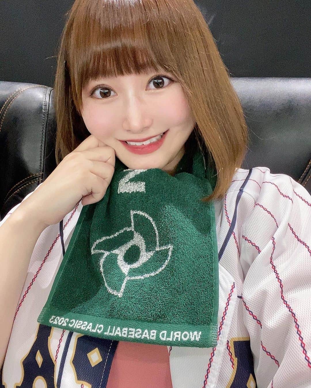 YU-RIのインスタグラム：「#WBC ⚾️༄  初めて行った〜ᜊ( > ̫ < )ᜊ めっちゃくちゃ人いっぱい入っててびっくり！！満員！！  なんか色々お土産も貰えた✊🏻❤️‍🔥  #侍ジャパン#野球#野球観戦#野球女子#ユニフォーム女子#野球好き#スポーツ観戦」