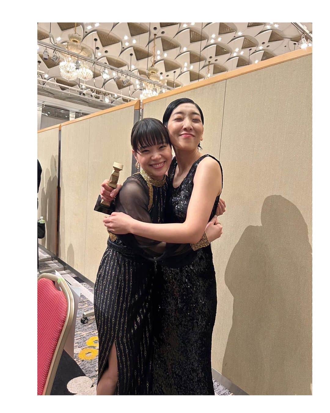 岸井ゆきののインスタグラム：「アカデミーの思い出。 映画のなかにいてくださるだけで、本当に有難く、心強い皆様と。 サクラさん、妻夫木さん、窪田さん、嬉しいです！ありがとうございます！ 『ある男』にも『ケイコ 目を澄ませて 』にも出演されていて、トレーナーでもある松浦慎一郎さんが一番喜んでいるとみた！ どちらの映画にもボクシングシーンがありますね😏」