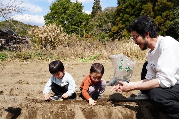 真央のインスタグラム：「ぼくらの時間🏔 友達家族が我が家にやってきた！！ ひと月ちがいのふたりは好きなものも性格もどことなく似ていて、可愛かったなぁ☺️✨ お家の畑で野菜を収穫、それとかぼちゃを植えた。 まるは畑でおしっこの仕方まで教えてた😂  おーせーくんは嫌いだったブロッコリーを 温泉であったおじさんのだよーって教えたら 食べてくれて嬉しかったなぁ✨ ここでしか味わえないことを一緒に過ごして 喜んでもらえて私たちも嬉しかったなぁ🌱✨  すっかり母になった私たち ゆっくり色んな話もできて楽しかったなぁ。  またきてね！」