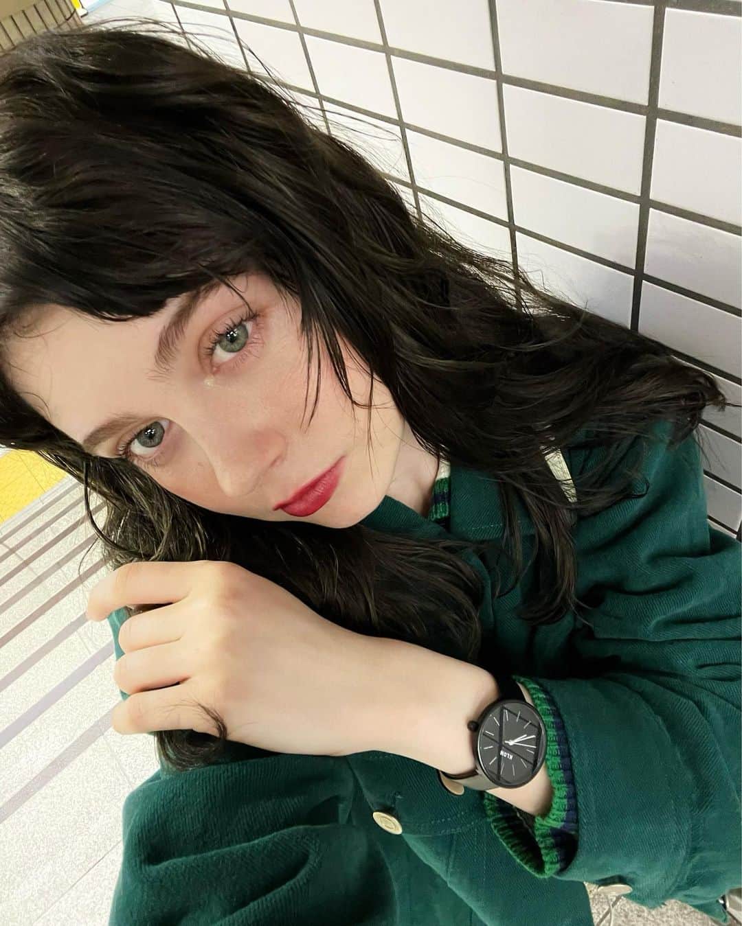 渡辺イリーナのインスタグラム：「みてみて　@klon_klon_klon の時計と鞄かわいいねん😽💗大阪に住んでた時はモデルもやってたんだよね！懐かしいわぁ〜！」