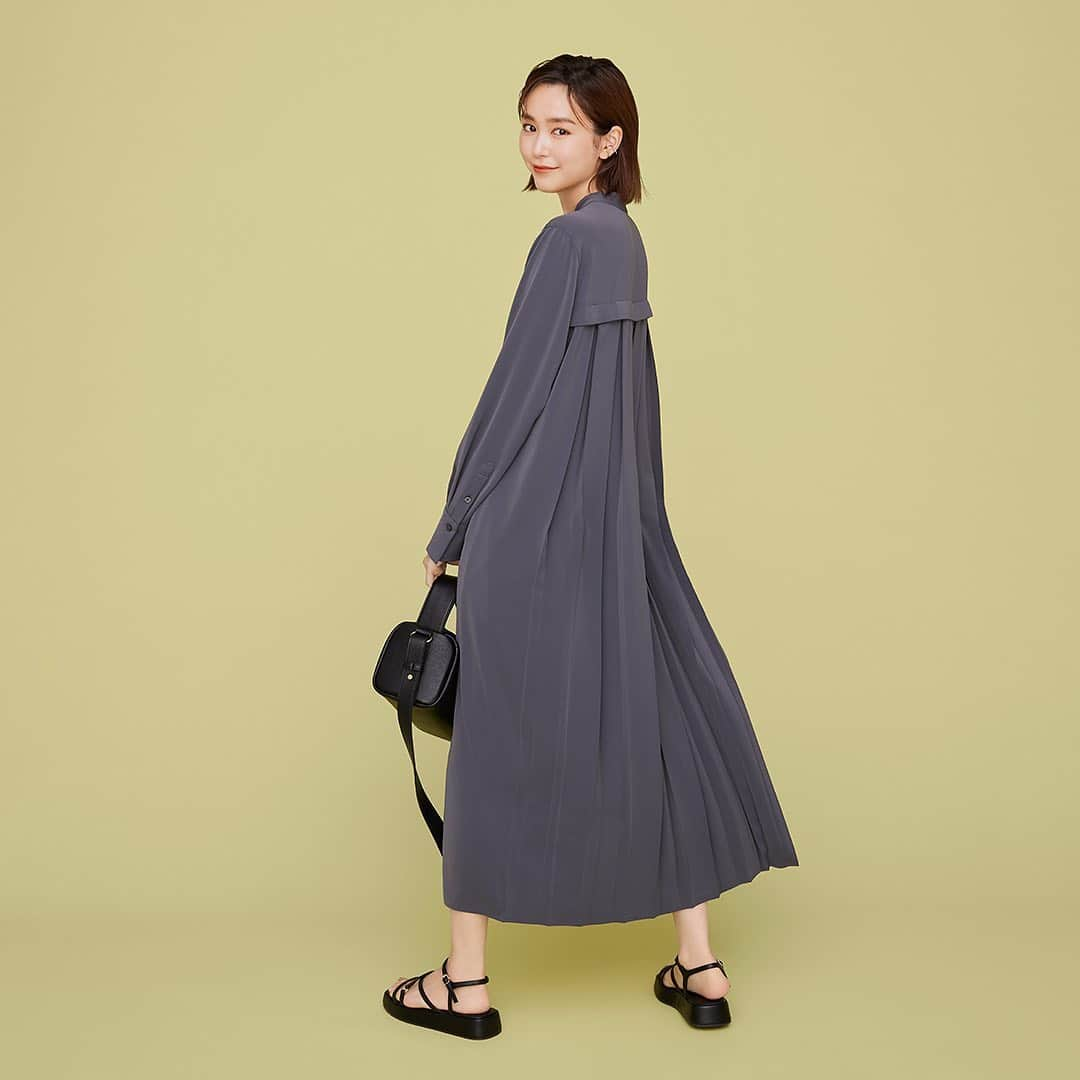 PLST（プラステ）さんのインスタグラム写真 - (PLST（プラステ）Instagram)「”PLSTの「毎日服」 10で作るSTYLE100”  ■華やかなバックプリーツが好印象。 愛されワンピース  毎シーズン高い人気を誇る、バックプリーツシャツワンピースが今年も登場。 ワンピースとして1枚でさまになるのはもちろんのこと、ボタンを開けてもロングシャツ風の羽織ものとしても活躍。 軽やかに揺れる後ろのプリーツが人気の秘訣。  #PLST #プラステ #プラステコーデ #カジュアル #きれいめカジュアル #トレンドアイテム #春コーデ #桐谷美玲」3月17日 20時40分 - plst_official