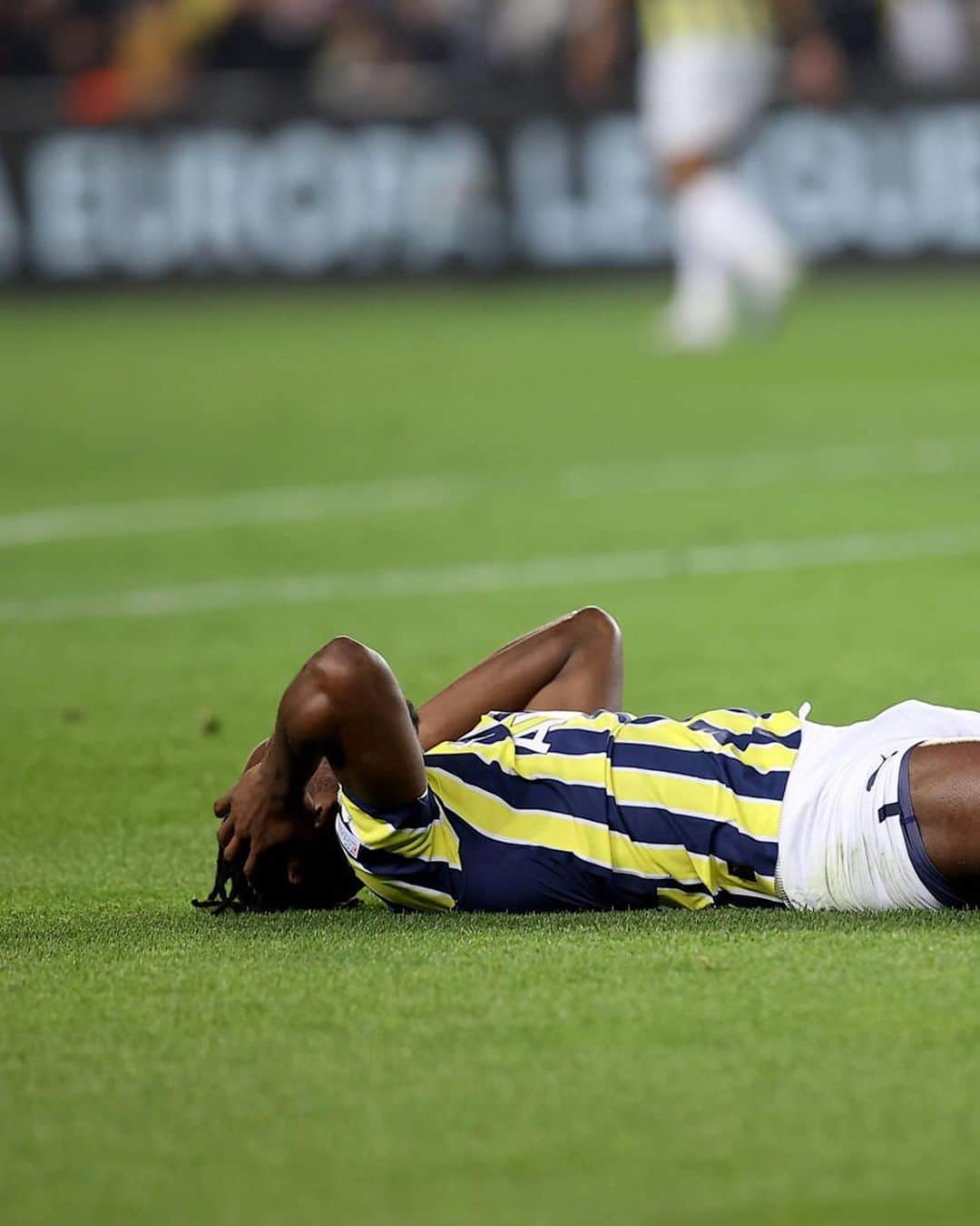 ミシー・バチュアイのインスタグラム：「Sad to leave the pitch and the competition like this yesterday, but we will come back stronger. Proud of my team. Thankful for your support 🙏🏾💛💙 We go again 🦇」