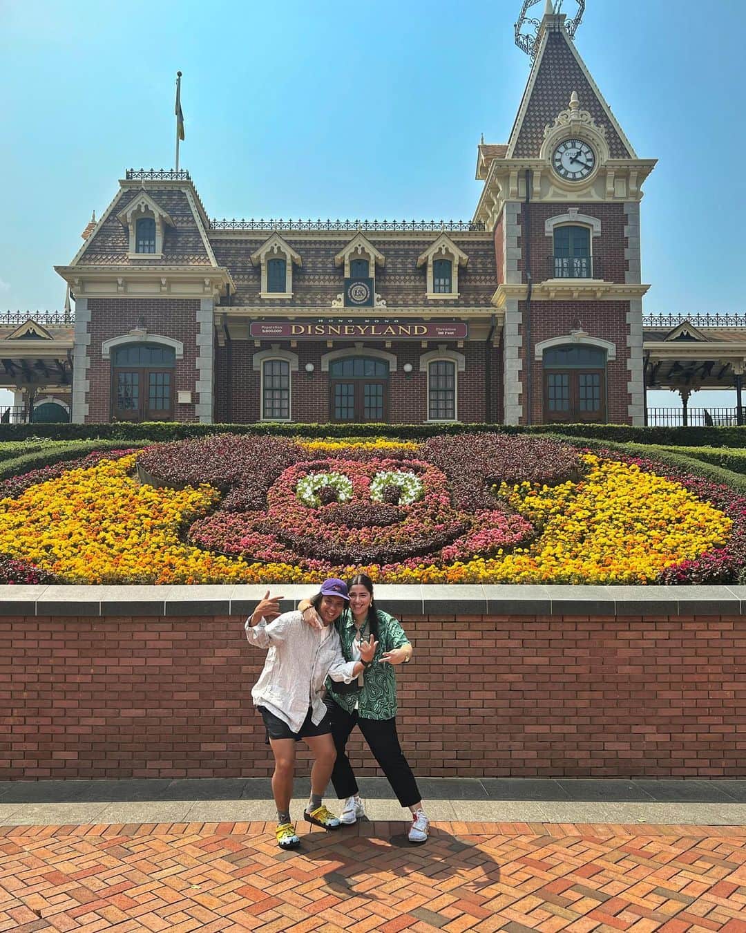 ローレン・ヤングのインスタグラム：「Had so much fun today!! Thanks @danibarretto and @xavipanlilio for having us tag along 💜   @klook_ph」