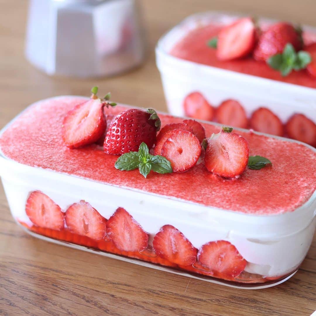 のインスタグラム：「strawberry tiramisu🍓 10分で食べれる簡単いちごティラミス🌸 スーパーでいちごを見かけるとつい買ってしまう🍓 今回は小粒いちごでティラミスを作りました☺️ フィンガービスケットの代わりに市販のクッキーを使って🍪  Easy Strawberry Tiramisu in 10 minutes🌸 Whenever I see strawberries at the supermarket, I end up buying them 🍓. This time I made tiramisu with small strawberries ☺️ I used store-bought cookies instead of finger biscuits🍪  #homemade #easy #recipe #tutorial #baking #foodstyling #foodporn #food #foodphotography #foodpics #foodgasm #tasty #dessert #inspiration #おうちカフェ #お菓子作り #手作りケーキ #ケーキ作り好きな人と繋がりたい #手作りお菓子 #cake #sweets #homecafe #homemakecake #instacake #instafood #cakestagram #cakelover #foodie #hidamaricooking」