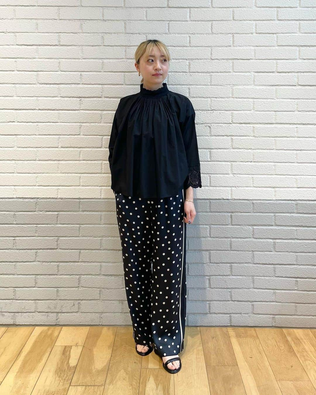 green label relaxing 自由が丘店さんのインスタグラム写真 - (green label relaxing 自由が丘店Instagram)「【WOMENS】自由が丘店のみでお取り扱いの" dahl'ia "の23ssが入荷して参りました！  ※着用品番以外も少量入荷しております。ご質問は自由が丘店までご連絡ください。  ■商品詳細 ◇JY CFCdahlia FRILL BL 3611-599-1951 / ¥31,900-.taxin color:Black・Off White size:FREE 　 ■その他着用アイテム pants 3614-199-2522 ¥12,100-. taxin shoes 3531-199-0786 ¥9,900-. taxin 　 ■着用サイズ tops:FREE pants:FREE shoes:23cm  STAFF:ichinomiya 150cm @nagisa_ichinomiya   ■自由が丘店営業時間 11:00〜20:00 ☎︎ 03-5731-8531 　 ■駐車場サービス お買い上げ金額に応じて以下ご利用いただけます。 場所【自由が丘南口有料駐車場】 > ¥5,000(税込)以上　30分チケット1枚 > ¥10,000(税込)以上　　30分チケット2枚  #greenlabelrelaxing  #グリーンレーベルリラクシング  #jiyugaoka #自由が丘 #dahlia #ダリア #ブラウス #フリルブラウス #ブラウスコーデ #春コーデ」3月17日 20時44分 - glr_jiyugaoka