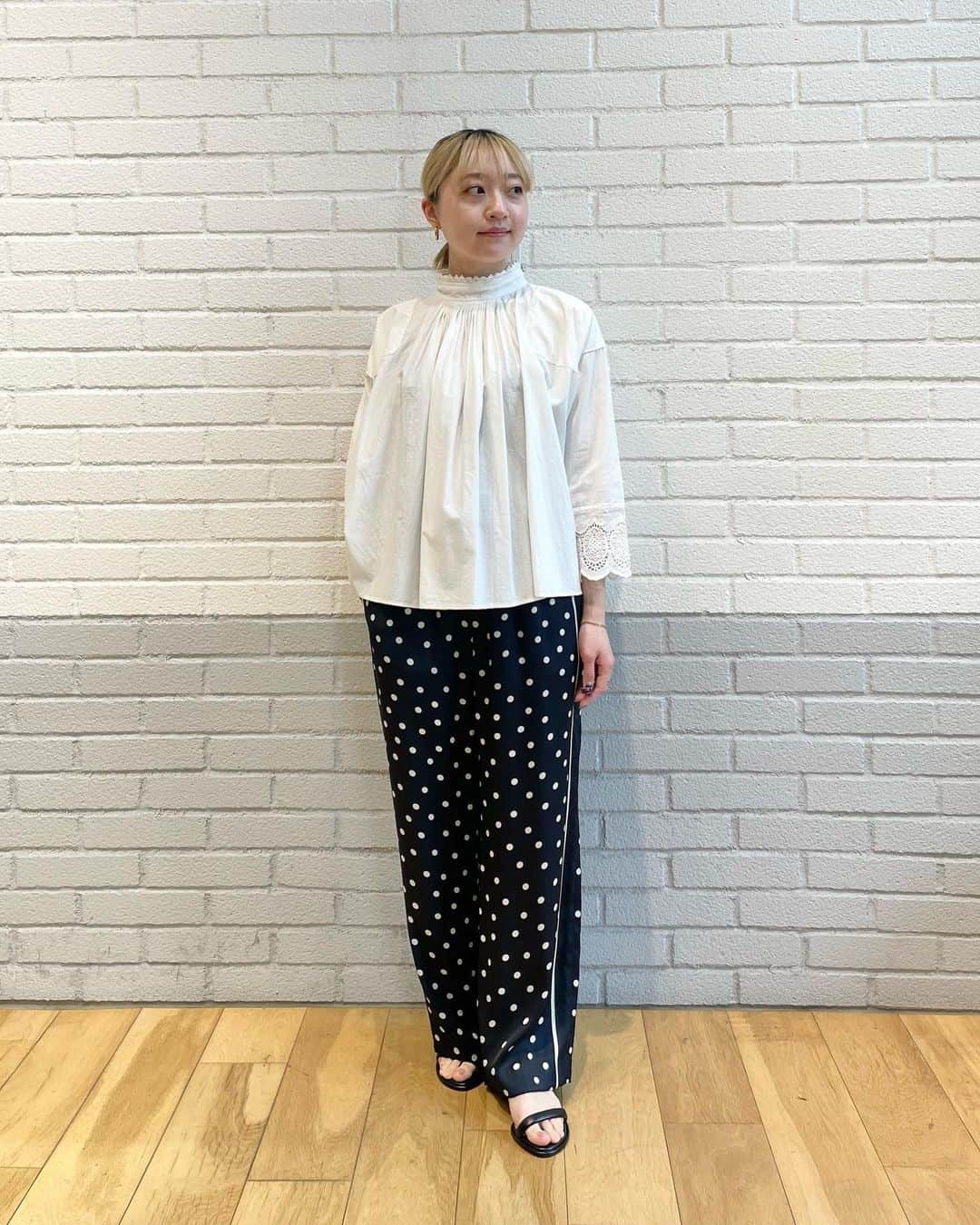 green label relaxing 自由が丘店さんのインスタグラム写真 - (green label relaxing 自由が丘店Instagram)「【WOMENS】自由が丘店のみでお取り扱いの" dahl'ia "の23ssが入荷して参りました！  ※着用品番以外も少量入荷しております。ご質問は自由が丘店までご連絡ください。  ■商品詳細 ◇JY CFCdahlia FRILL BL 3611-599-1951 / ¥31,900-.taxin color:Black・Off White size:FREE 　 ■その他着用アイテム pants 3614-199-2522 ¥12,100-. taxin shoes 3531-199-0786 ¥9,900-. taxin 　 ■着用サイズ tops:FREE pants:FREE shoes:23cm  STAFF:ichinomiya 150cm @nagisa_ichinomiya   ■自由が丘店営業時間 11:00〜20:00 ☎︎ 03-5731-8531 　 ■駐車場サービス お買い上げ金額に応じて以下ご利用いただけます。 場所【自由が丘南口有料駐車場】 > ¥5,000(税込)以上　30分チケット1枚 > ¥10,000(税込)以上　　30分チケット2枚  #greenlabelrelaxing  #グリーンレーベルリラクシング  #jiyugaoka #自由が丘 #dahlia #ダリア #ブラウス #フリルブラウス #ブラウスコーデ #春コーデ」3月17日 20時44分 - glr_jiyugaoka