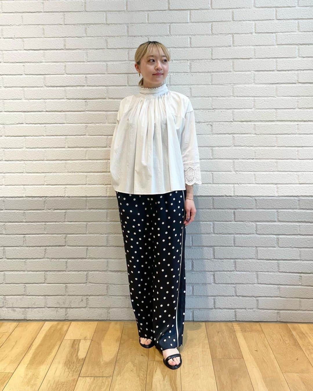のインスタグラム：「【WOMENS】自由が丘店のみでお取り扱いの" dahl'ia "の23ssが入荷して参りました！  ※着用品番以外も少量入荷しております。ご質問は自由が丘店までご連絡ください。  ■商品詳細 ◇JY CFCdahlia FRILL BL 3611-599-1951 / ¥31,900-.taxin color:Black・Off White size:FREE 　 ■その他着用アイテム pants 3614-199-2522 ¥12,100-. taxin shoes 3531-199-0786 ¥9,900-. taxin 　 ■着用サイズ tops:FREE pants:FREE shoes:23cm  STAFF:ichinomiya 150cm @nagisa_ichinomiya   ■自由が丘店営業時間 11:00〜20:00 ☎︎ 03-5731-8531 　 ■駐車場サービス お買い上げ金額に応じて以下ご利用いただけます。 場所【自由が丘南口有料駐車場】 > ¥5,000(税込)以上　30分チケット1枚 > ¥10,000(税込)以上　　30分チケット2枚  #greenlabelrelaxing  #グリーンレーベルリラクシング  #jiyugaoka #自由が丘 #dahlia #ダリア #ブラウス #フリルブラウス #ブラウスコーデ #春コーデ」