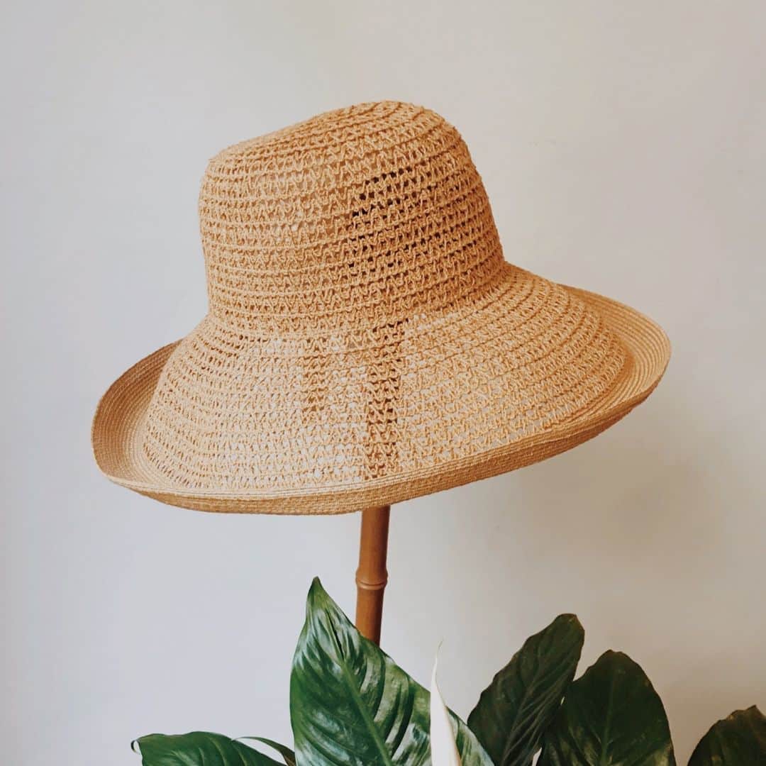 グレヴィのインスタグラム：「Since the sixteenth century, not only the grains of the wheat fields around Florence were appreciated, but also the straw, which, due to its thinness, flexibility and brightness, had to be "spun" like a precious fabric and served to give life to hats appreciated worldwide.   ––––––––––  #Grevi #InspiringTraditions #Since1875 #luxuryhat #straw #florentinestraw #florence #handmade #handmadewithlove #madeinitaly #straw #strawhat #hatlover #italylovers #italyfashion #lovehandmade #florenceitaly #handmadeproduct #hatdesigner #italybrand #italydesign」