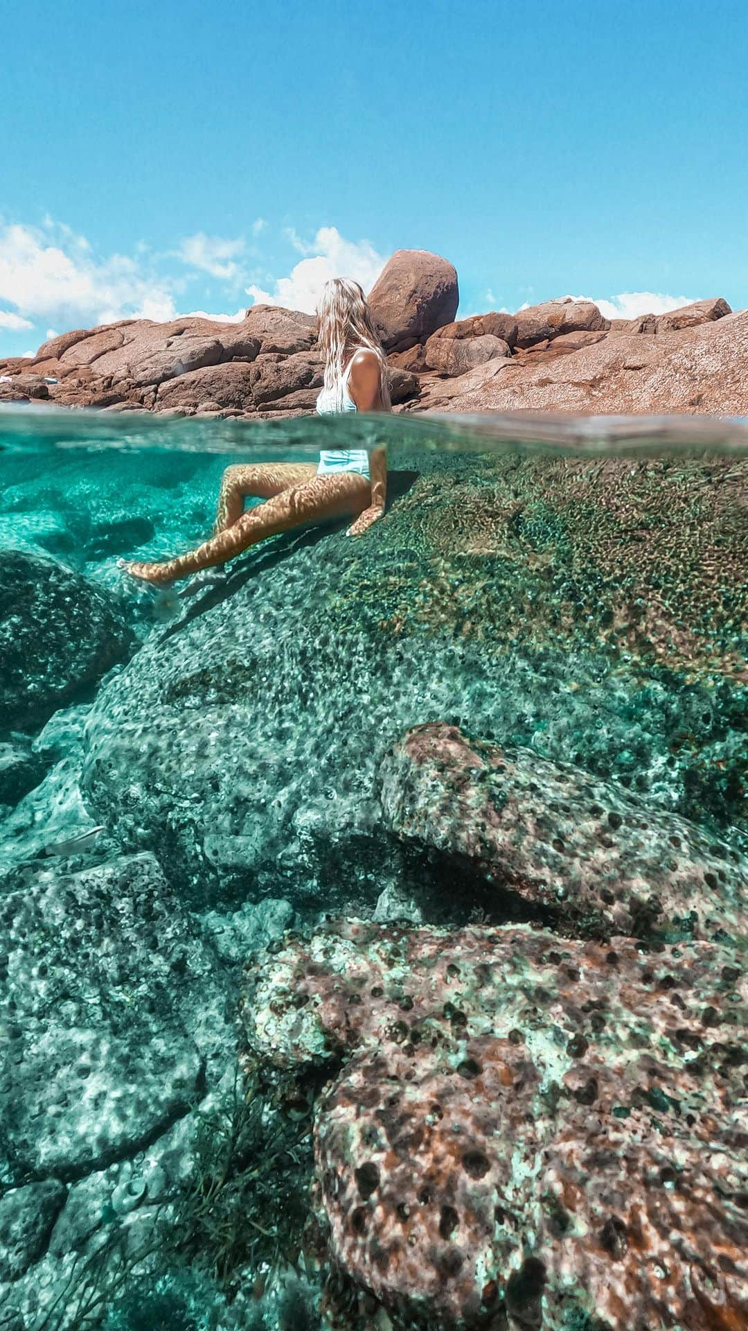 のインスタグラム：「Here are my top 5 favorite mermaid rock pool spots in the Margaret river region🧜‍♀️   1. Aquarium - a natural lagoon in Yallingup along the Cape to Cape track. My favorite way to access this spot is from @smiths_beach_resort via a 20min breathtaking scenic hike. You can also get here from the road leading to Canal Rocks.   2. Injidup Natural Spa - it’s a quick minute walk from the car park to the spa across some rocks. It’s a 10 minute drive or 1.5 hour hike from Smiths beach.   3. Contos - this whole region has secret rock pool spots. You just need to go exploring when the seas are calm and you’ll find them.  4. Smiths beach - explore the rocks along the cape to cape track and discover some truly peaceful off the beaten path spots.  5. Surfers point - a great surf spot for experienced surfers. Take a dip in the many mermaid pools while you watch the incredible surf.  Tips - go early especially to the Aquarium or Injidup natural spa as they both get crowded. Bring your snorkel gear to the Aquarium. Explore the surrounding areas as there are other beautiful less crowded spots to enjoy too. Most of these spots are best viewed early in the day, during the summer months, and calm conditions.  Be careful of big waves and swell changes especially at the natural spa and contos. Massive waves can come out of nowhere and be quite dangerous.   Happy mermaiding 🧜‍♀️  #rockpools #mermaidpools #wathedreamstate #smithsbeachresort #capetocapetrack #Margaretriver #seeaustralia #australiassouthwest #earthpix #beautifuldestinations #travelcommunity #smithsbeach #injidupnaturalspa #yallingup」