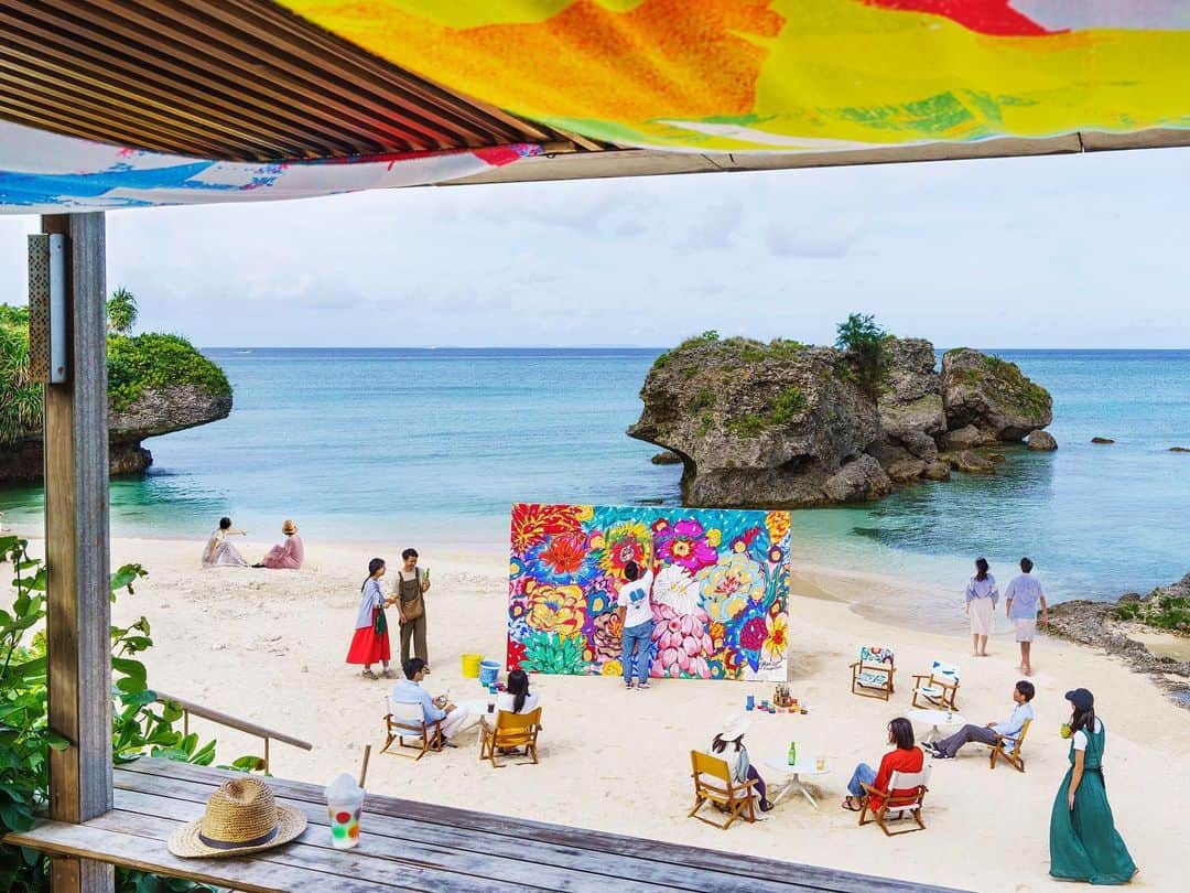 おきなわLikesのインスタグラム：「読谷のビーチが今年もアートキャンバスに🎨  毎年人気のイベント「海辺のアートフェスティバル」が今週末からスタート！ 初夏の沖縄を彩るのにふさわしい、素晴らしいアーティストたちが星野リゾート　バンタカフェに集合します。 ３回目の開催となる今年のアートフェスティバルは、新たにMEGU WAZOUSKIさんと山里美紀子さんを迎えて展示もワークショップもパワーアップ。 のんびり眺めるもよし、アートを体験するもよしの盛りだくさんなイベントになっています。  ワークショップはオンラインで事前予約が必要です。 詳しくは @banta_cafeをチェック！  📢2023年の参加アーティスト📢 　DENPA　@denpa_okinawa（画家） 　HAYATO MACHIDA　@hayato_machida_（画家） 　nami　@namikakazu（画家） 　知花幸修　@somesenka（紅型 染色家） 　齋 悠記　@yuhki_sai（画家） 　藍染工房亞人・早瀬　泉　@ajin.ryukyuindigo（染色家） 　MEGU WAZOUSKI　@megu_wazouski_art（画家）🆕 　山里美紀子　@__ya___ma__（イラストレーター)🆕  🍹限定メニュー🍹【写真３枚目】 ⁡今年のイベント限定メニューは「アートな島シェイク」 島豆腐のジェラートとバナナのシェイクです。 カラフルなピューレで彩られていて、まるで絵のなかから飛び出してきたかのような可愛さ！ 気持ちの良い春の海風を感じながら美味しくいただだきましょう♪ ⁡ ---------------イベント概要 --------------------- 【海辺のアートフェスティバル】 📅：２０２３年３月２５日～５月７日 ⏰：１０：００～１８：００ 💴：カフェまたはグリル利用で入場無料　※WS参加は別料金 📍：星野リゾート　バンタカフェ(@banta_cafe) -------------------------------------------------- ⁡ #おきなわLikes #読谷 #星野リゾート #バンタカフェ #海辺のアートフェスティバル #BANTACAFE #HoshinoResorts #沖縄 #沖縄旅行 #沖縄観光 #okinawa #読谷村 #海カフェ」