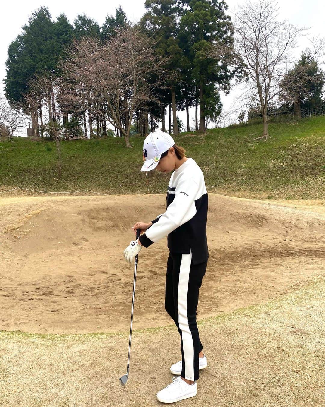 川崎志穂さんのインスタグラム写真 - (川崎志穂Instagram)「0317 ・ ・ スウェット素材なのにシルエットが ぼてぼてしてなくて綺麗🥰🌸 伸縮性もあってとっても動きやすい リラックス感のあるウエアです🤍🖤 この子とってもお気に入り🐶 ・ 見た目スニーカーのスパイクレス👟 軽くて履きやすいのでオススメです⚡️ 完全に白飛びしました、、📸 品番 FJ LINKS 98148 ・ ・ #ミツウロコ #dormyinn  #環境ステーション #姉ヶ崎カントリークラブ #9999 #kissonthegreen #footjoy #ゴルフ  #ゴルフウェア」3月17日 20時45分 - shiiiistagram__official