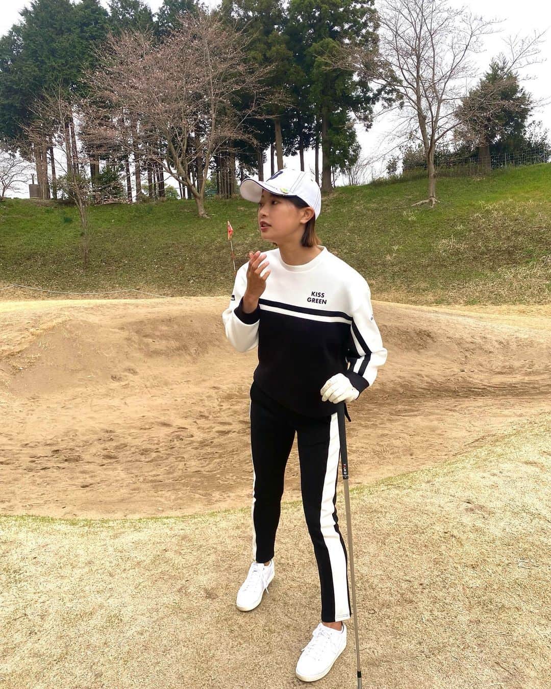 川崎志穂さんのインスタグラム写真 - (川崎志穂Instagram)「0317 ・ ・ スウェット素材なのにシルエットが ぼてぼてしてなくて綺麗🥰🌸 伸縮性もあってとっても動きやすい リラックス感のあるウエアです🤍🖤 この子とってもお気に入り🐶 ・ 見た目スニーカーのスパイクレス👟 軽くて履きやすいのでオススメです⚡️ 完全に白飛びしました、、📸 品番 FJ LINKS 98148 ・ ・ #ミツウロコ #dormyinn  #環境ステーション #姉ヶ崎カントリークラブ #9999 #kissonthegreen #footjoy #ゴルフ  #ゴルフウェア」3月17日 20時45分 - shiiiistagram__official