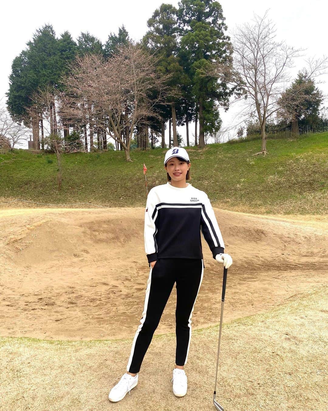川崎志穂さんのインスタグラム写真 - (川崎志穂Instagram)「0317 ・ ・ スウェット素材なのにシルエットが ぼてぼてしてなくて綺麗🥰🌸 伸縮性もあってとっても動きやすい リラックス感のあるウエアです🤍🖤 この子とってもお気に入り🐶 ・ 見た目スニーカーのスパイクレス👟 軽くて履きやすいのでオススメです⚡️ 完全に白飛びしました、、📸 品番 FJ LINKS 98148 ・ ・ #ミツウロコ #dormyinn  #環境ステーション #姉ヶ崎カントリークラブ #9999 #kissonthegreen #footjoy #ゴルフ  #ゴルフウェア」3月17日 20時45分 - shiiiistagram__official