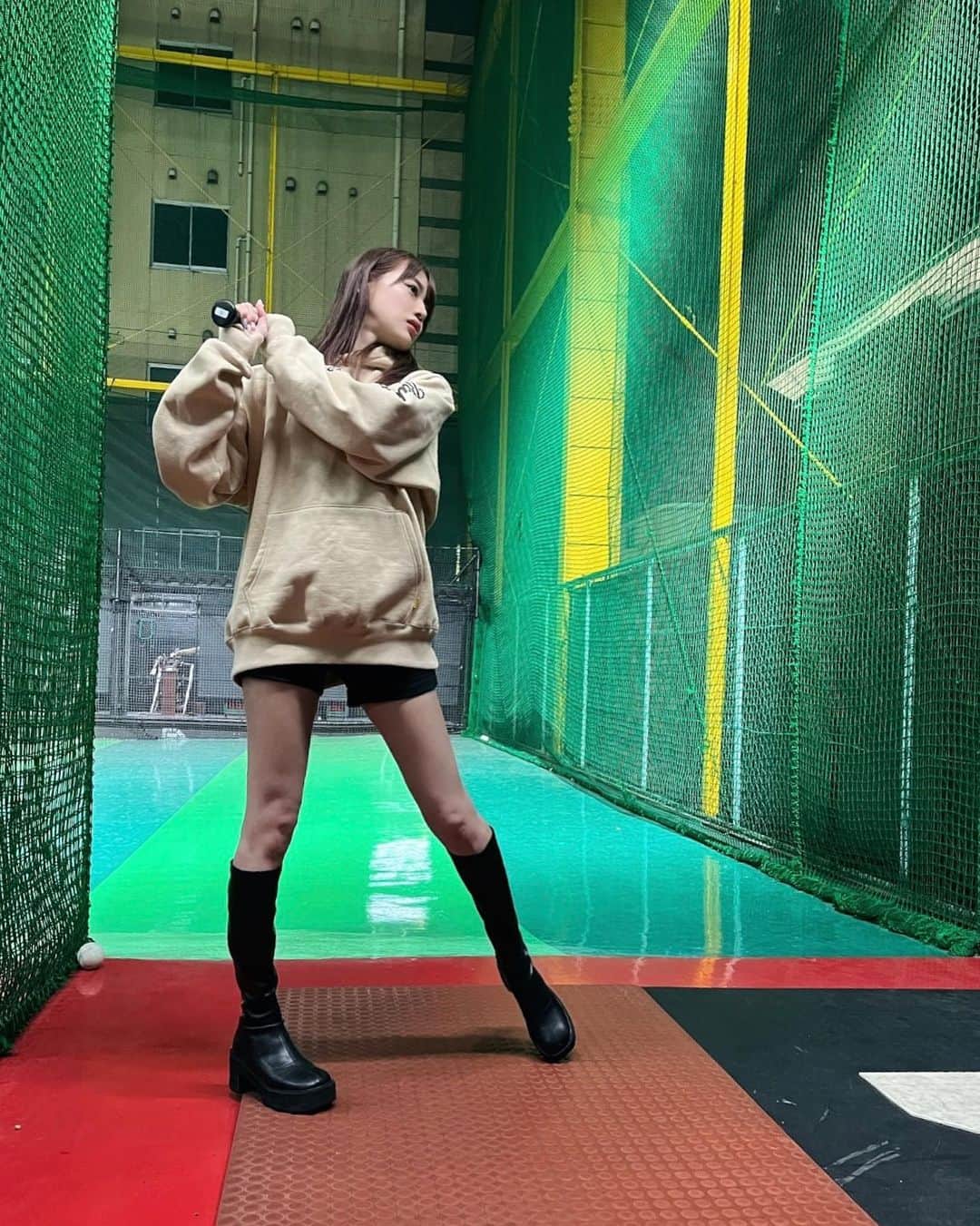 藤田いろはのインスタグラム：「ずっと行ってみたかった初バッセン 運動全然できないくせにやりたがっちゃう。 球当たるんだけど打ち上げられない〜！ どうしたらホームラン出せるのかな😢 ⁡ ⁡ ⁡ ⁡ ⁡ ⁡ ⁡」