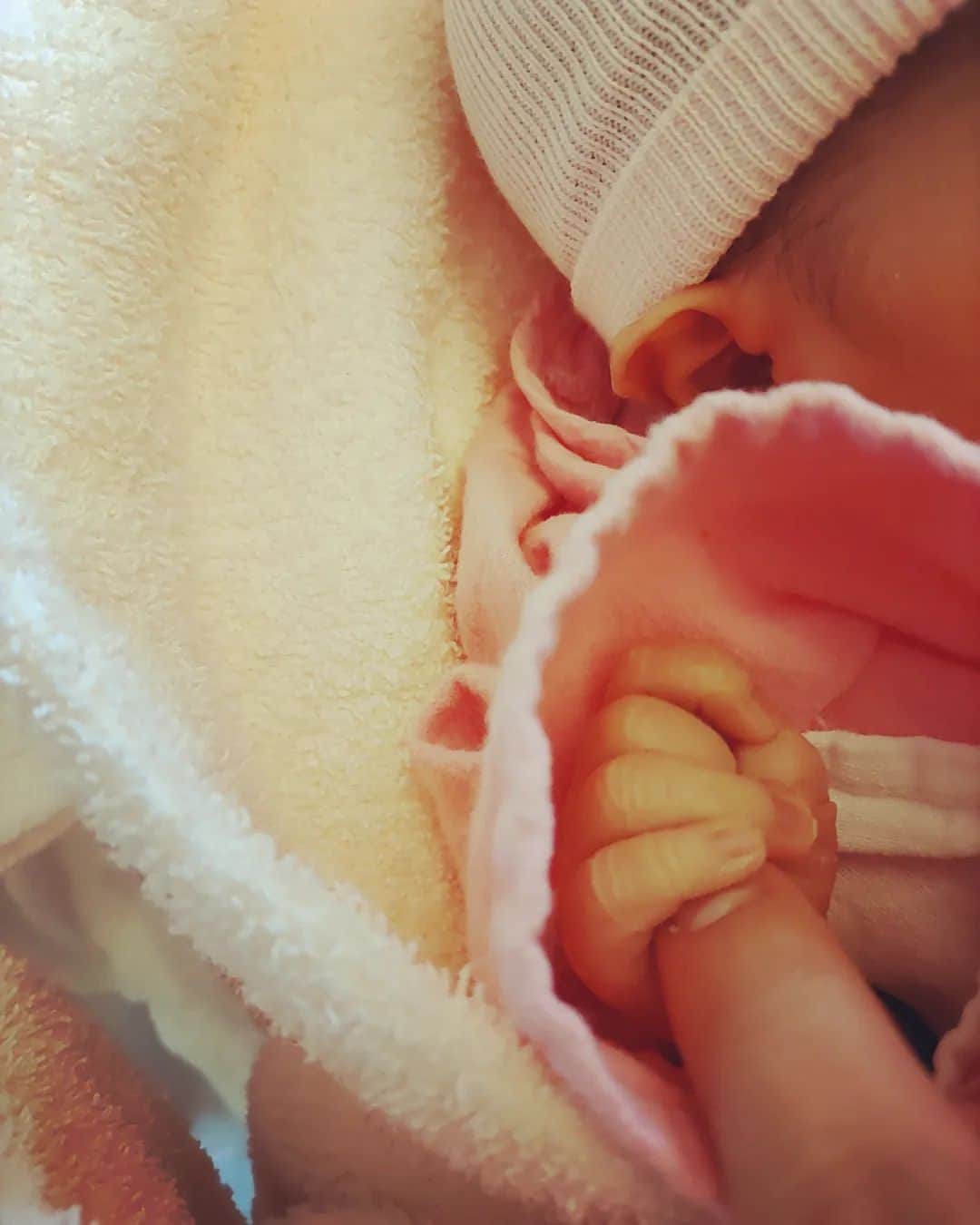 近藤笑菜のインスタグラム：「私事ですが… 先日、娘が誕生しました🌸 . いまだに自分が親になるなんてーーという気持ちだし、何もかもが新米かあちゃんなので既にてんやわんやの日々ですが👶 妊娠出産って本当に奇跡だし、何があるかわからないなと思って過ごしていたので、まずはお子がとにかく無事に、元気に産まれてきてくれて本当によかった🌱 . 元々超子供大好き！というタイプではなく、自分の子への溺愛みたいなのってどんなもんなんだろうか…と不安だったのですが そんな心配ご無用に、やはり我が子はめちゃくちゃかわいいです。ずっと見ていても飽きない。皆に見せびらかして回りたい👶(親バカ) 産後人と会いたい欲も高まっているので、友人のみんな、もしご都合よければぜひ会ってください〜〜♡ . 産後は里帰りで親にお世話になりつつ、旦那さんも育休を取ってくれて、一人で抱え込まず。な環境に居させてもらっていて、家族たちに感謝の気持ちでいっぱい。 本当にいつもありがとう。 . まずはしっかり休んで母子共に健康第一で！ 体調を整え、俳優業もより一層邁進してゆくぞーという気持ちです🌈 お母ちゃんがんばるよーーー💪 これを期に母親役とかも挑戦したい！ぜひぜひお仕事お待ちしております！！！🤱 . 皆さま、改めて家族共々今後ともよろしくお願いします💫 . . . 📸 そんなこんなで自分の誕生日どころではなく、笑 バタバタといつの間にか歳を重ねていたけれど、娘の退院祝いと私の誕生日祝いでスペシャル御祝い膳を母が作ってくれ、旦那さんがケーキを買ってきてくれた😭🎂うれし〜〜 とにもかくにも、お子の誕生が何よりもの誕生日プレゼントですな💐🎁🌸 産んでくれた母への感謝と、産まれてきてくれた娘への感謝を。 . #new #born #baby  #my #sweet #little #girl #♡」