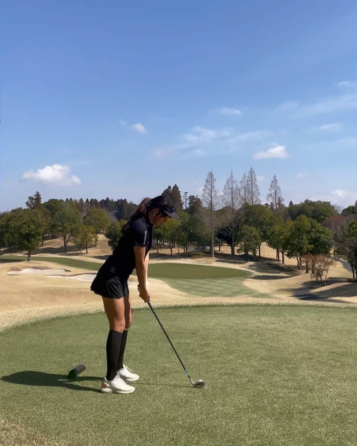 あやののインスタグラム：「久しぶりのゴルフは快晴⛳️🤤❤️ 最高気温21℃という最高のコンディション！  忙しくてゴルフも筋トレも なにもしてなかったから体力落ちた🫣 フルスイングすると巻くし抜けるし とんでもない行くへ不明状態ww スコアはなんとか⚪️44.44.88だった😂  今月末の試合に向けて練習しなきゃ✊🙂  wear @1piu1uguale3_golf   @sakuyako_golf の黄色い声が 動画見てて楽しくなる🥳 いつも撮影ありがとう❤️❤️  #golf#golfwear #golfday  #ゴルフウエア#ゴルフ女子」