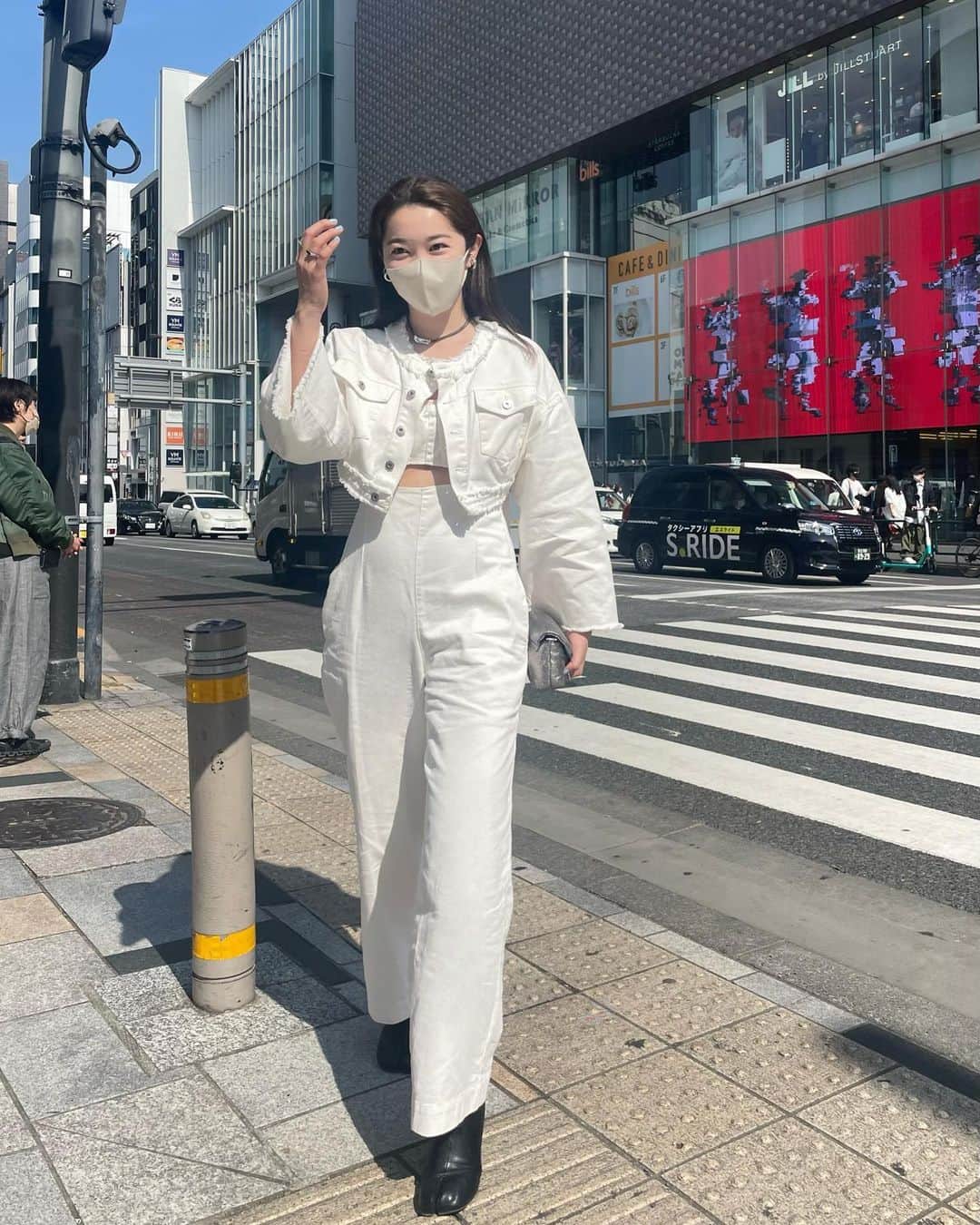 mina hinokuchiのインスタグラム：「. 小倉でgetしてた デニムのサロペットとGジャン  セットで着るとより可愛いけど 夏は中のサロペット1枚でも着たい！  ウエストやサイドのカッティングが可愛くて 1枚で今年っぽく着れる所がお気に入り◎  . #Chico #チコ #salonbychico」