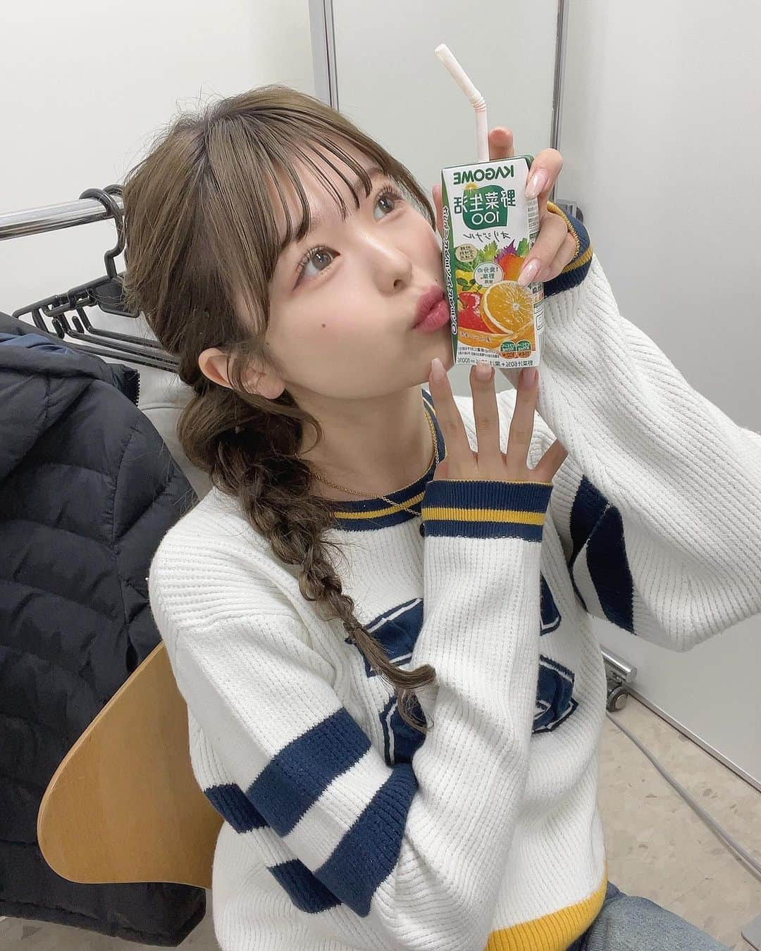 りょーかさんのインスタグラム写真 - (りょーかInstagram)「・ ・ 楽屋のりょーか🧏🏻‍♀️🥤 基本イベントではマネジャさんとケータリング回って楽しんでる^ ^  次のイベントでは人見知りしないで自分から共演者さんに話しかける。！😇 (((チキってる。  #今日好き  #今日好きになりました #卒業編 #卒業編2023」3月17日 20時51分 - ryoka_0720