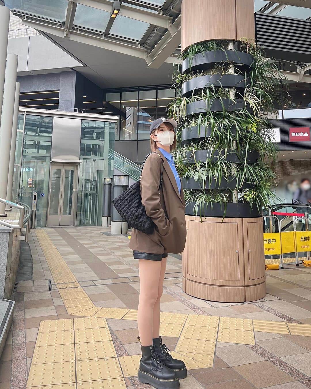 のインスタグラム：「久しぶりの私服🏷 ⁡ #ユニクロ のブルーのシャツをこの頃着回しまくってます👔🫧 ⁡ #ショートカット #ショートヘア #ショートヘアアレンジ #キャップ #シャツ #シャツコーデ #春コーデ #ショートパンツ #ドクターマーチン」