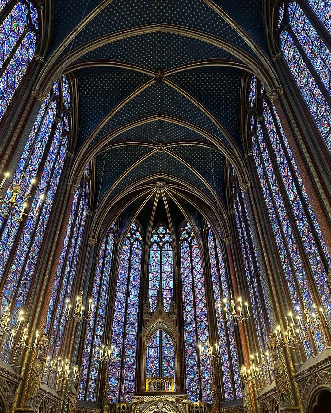 羅晴さんのインスタグラム写真 - (羅晴Instagram)「⛪️巴黎的聖徒禮拜堂  四面都有著大型玻璃花窗的哥德式教堂，仔細看上面的圖案，都在靜靜地敘述聖經裏的故事，彷彿是一件會說話的建築  慕名而來的人很多，沉浸在此卻覺得寧靜😌  #paris #saintechapelle」3月17日 20時53分 - ilbettylo